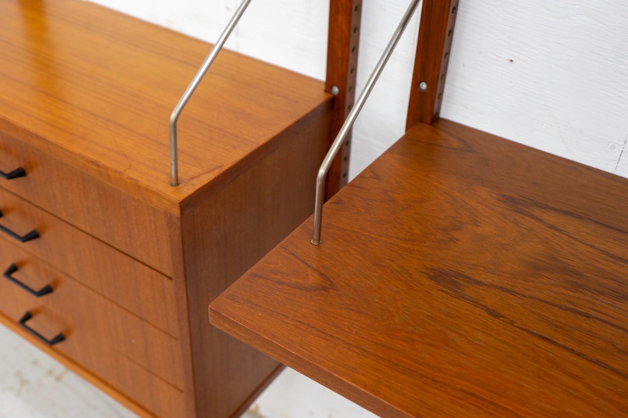 Dänisches Modernes Teakholz-Wandsystem im Zustand „Gut“ im Angebot in VANCOUVER, CA