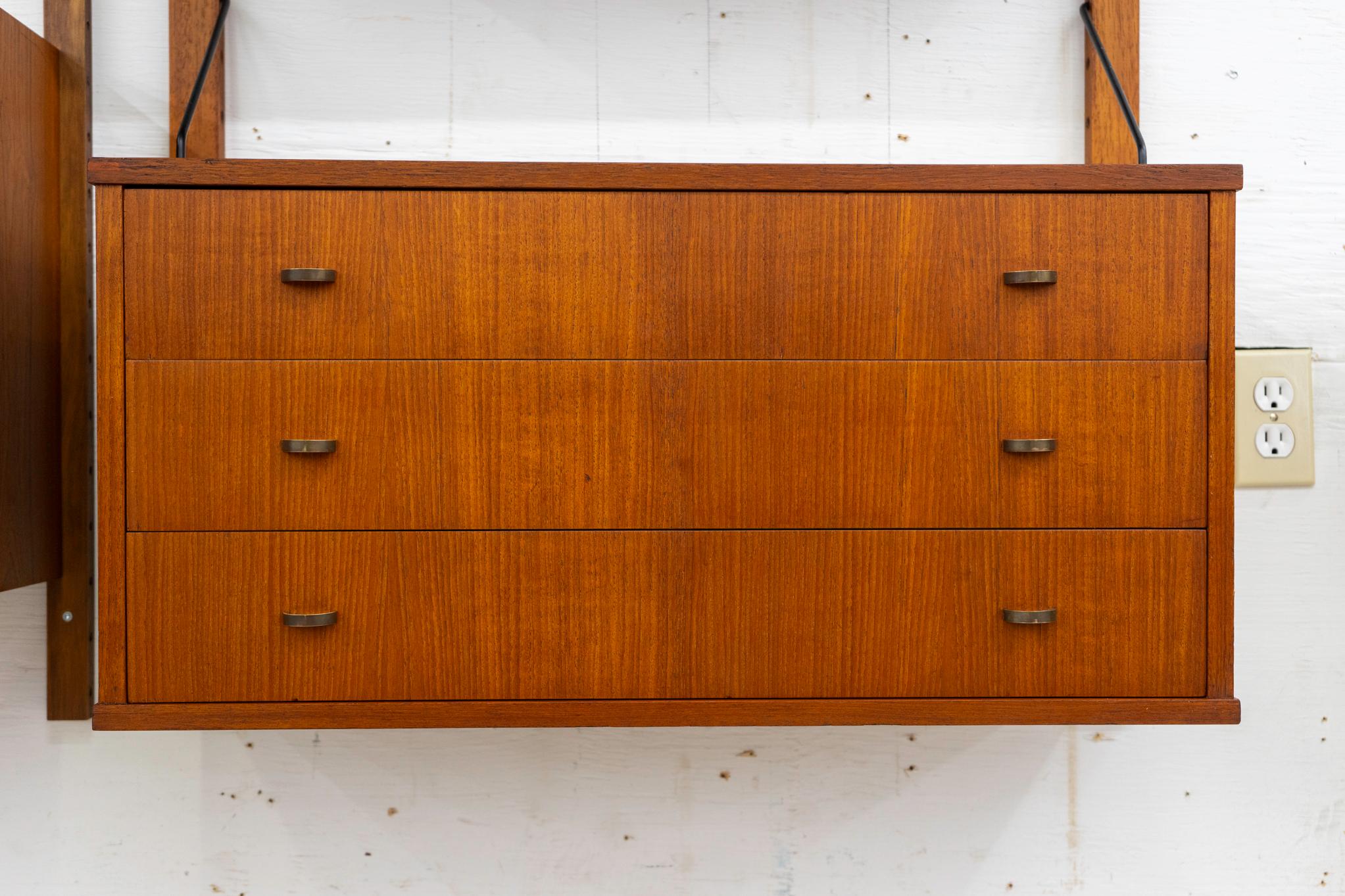 Dänisches Modernes Teakholz-Wandsystem (Mitte des 20. Jahrhunderts) im Angebot