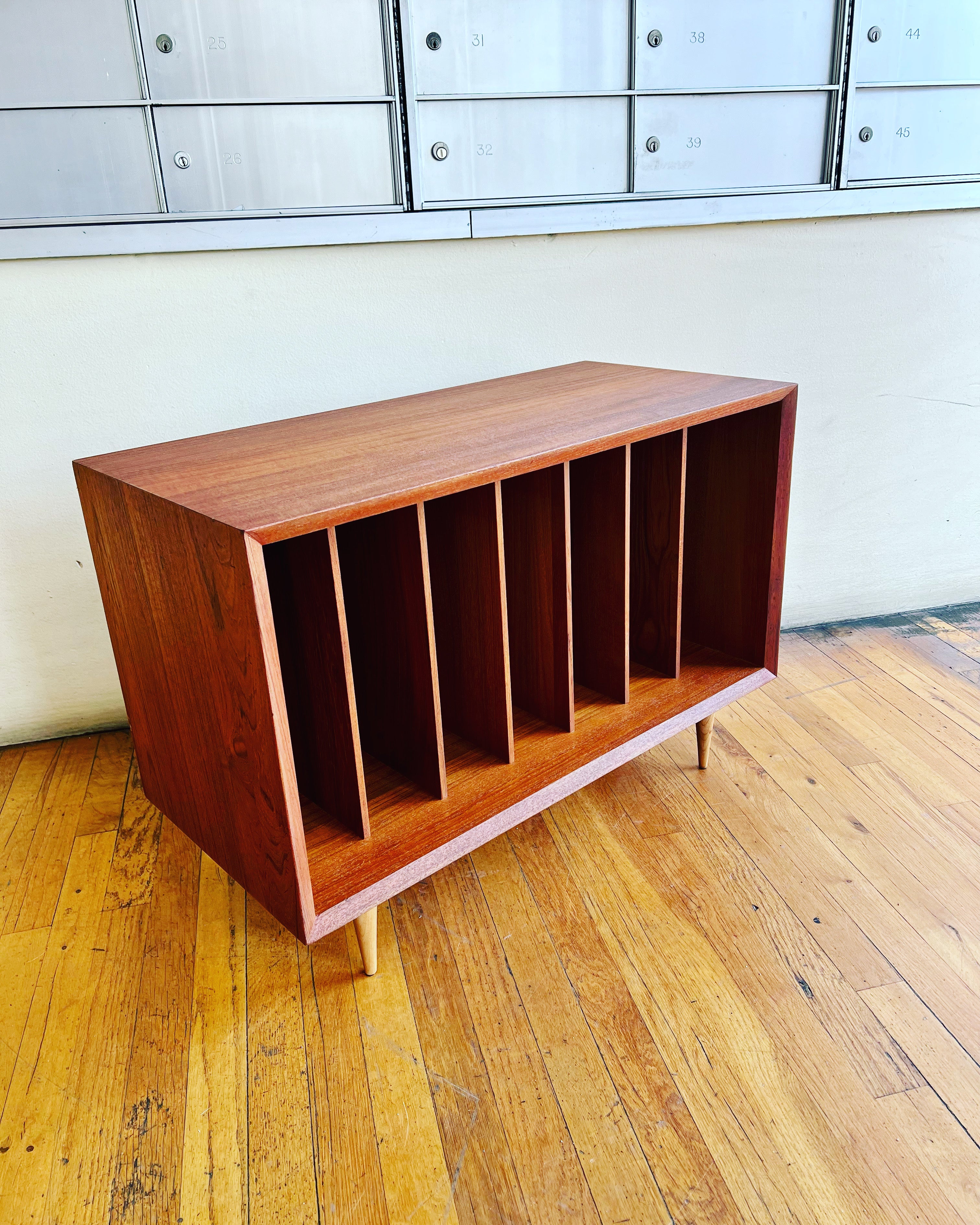 A very rare record cabinet holder designed by Poul Cadivous with nice solid light walnut tapered legs, circa 1950s, freshly refinished very nice condition beautiful beveled edge, 3.5