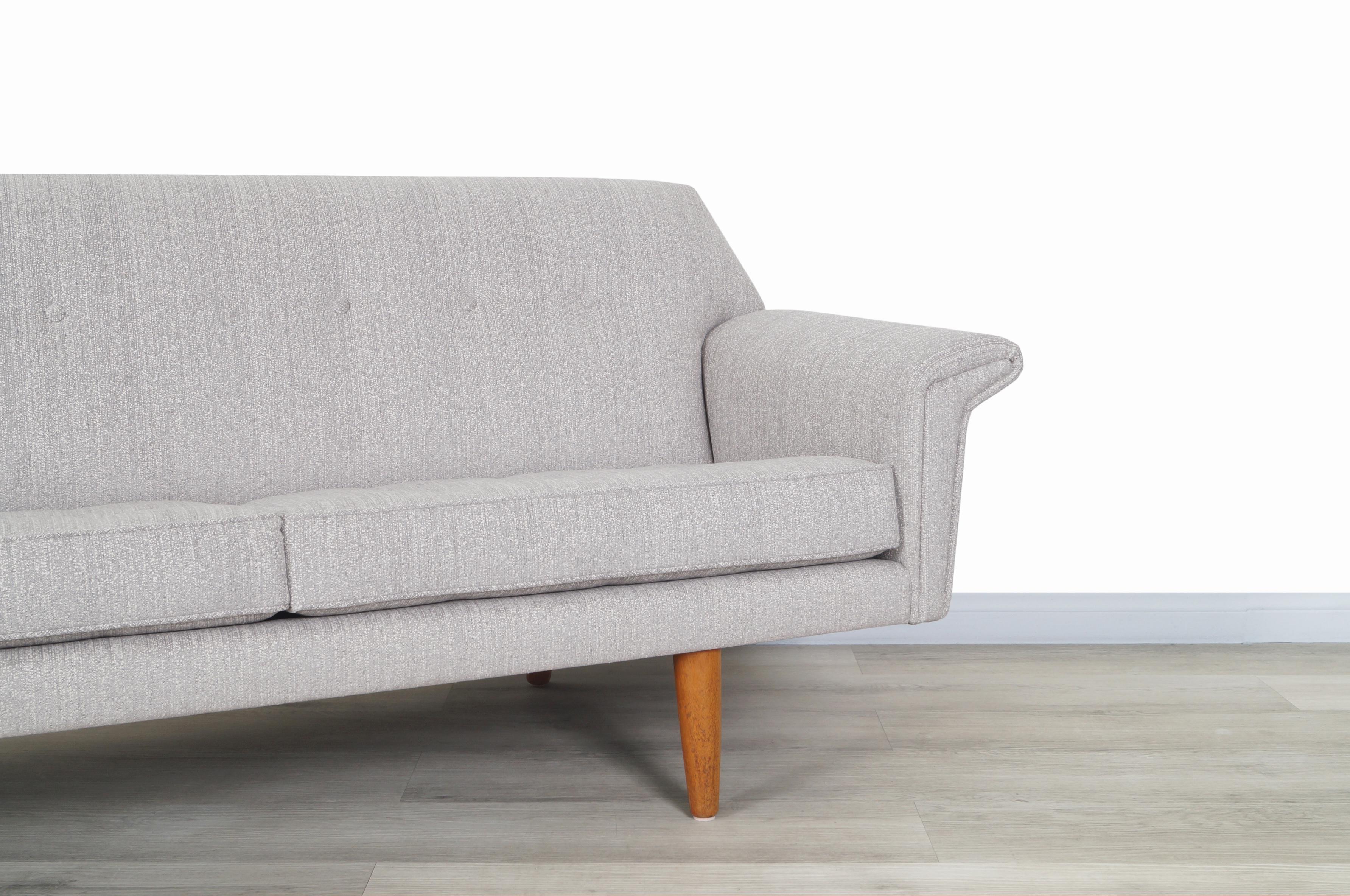 Dänisches modernes dänisches Teakholz-Sofa „Wing“ (Moderne der Mitte des Jahrhunderts) im Angebot