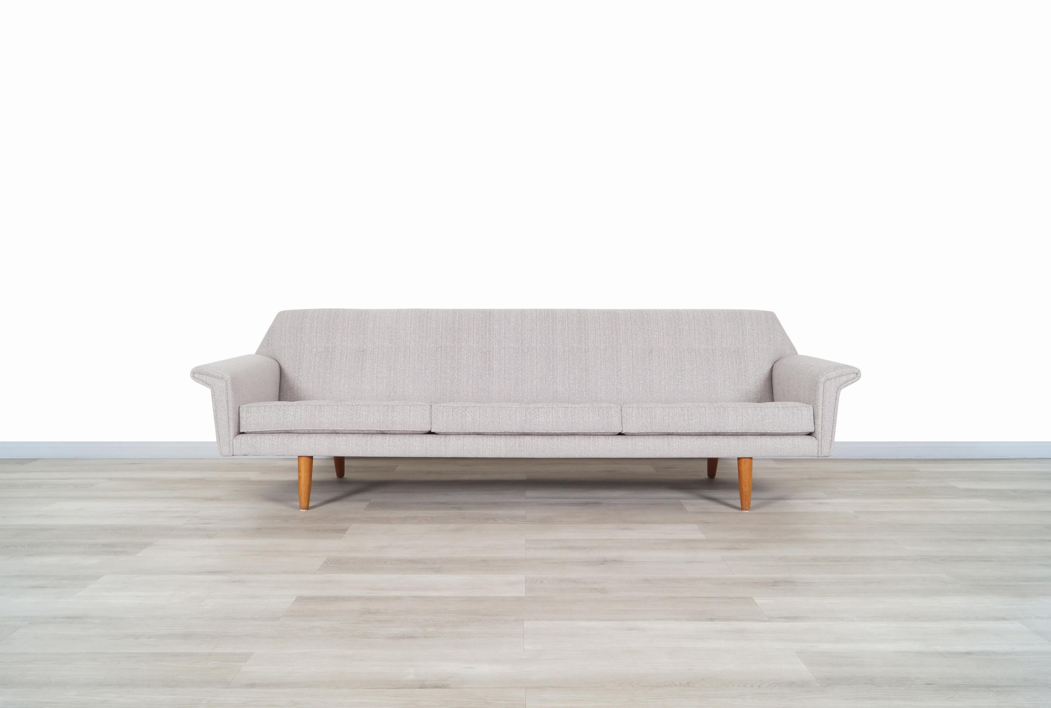 Dänisches modernes dänisches Teakholz-Sofa „Wing“ (Mitte des 20. Jahrhunderts) im Angebot