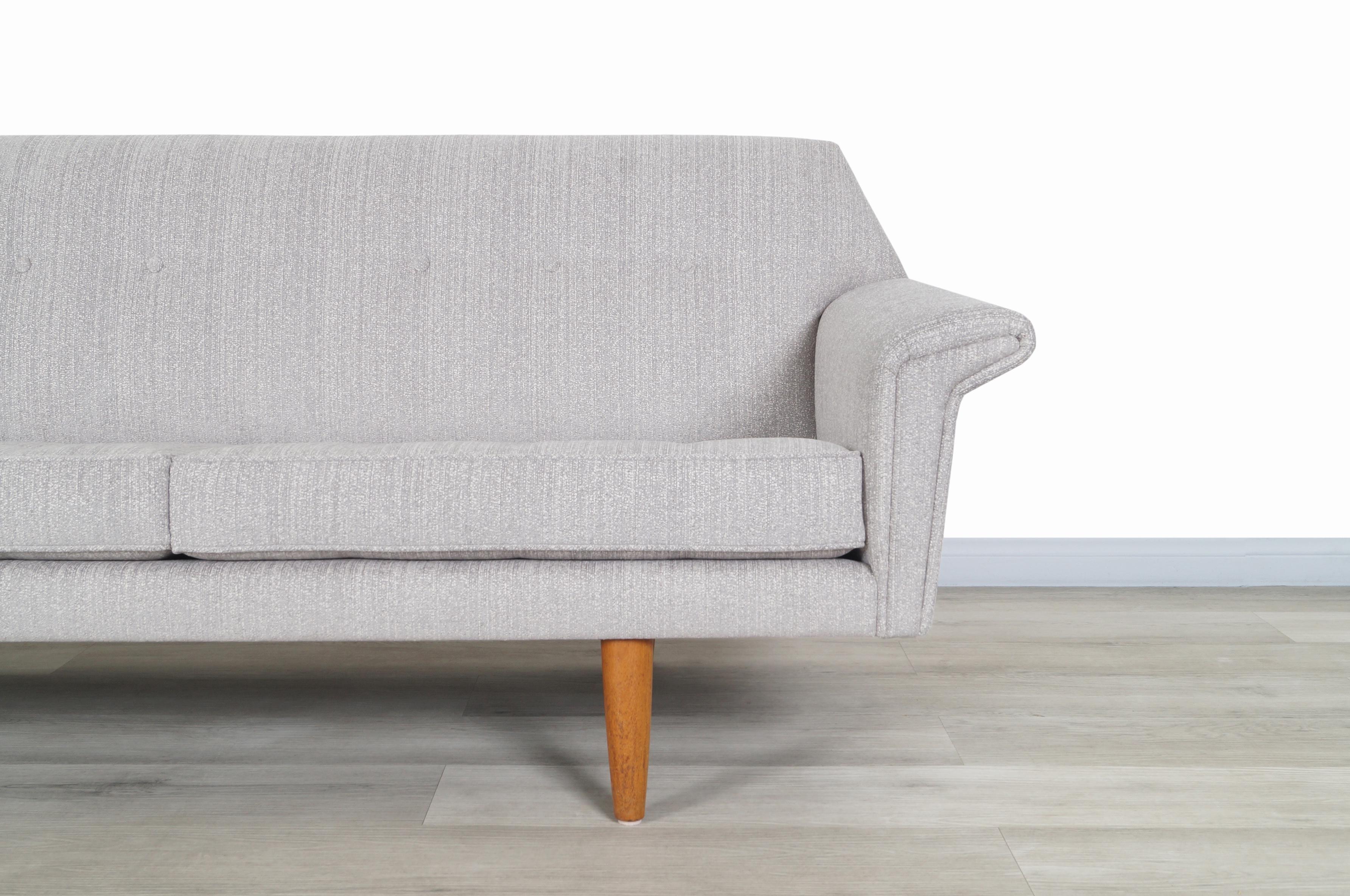 Dänisches modernes dänisches Teakholz-Sofa „Wing“ (Stoff) im Angebot