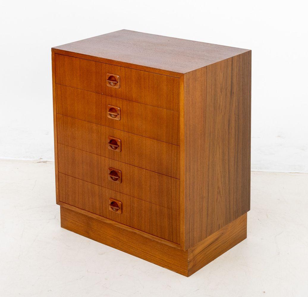 Danish Modern Teak Wood Chest of Drawers, Pair In Good Condition For Sale In Astoria, NY