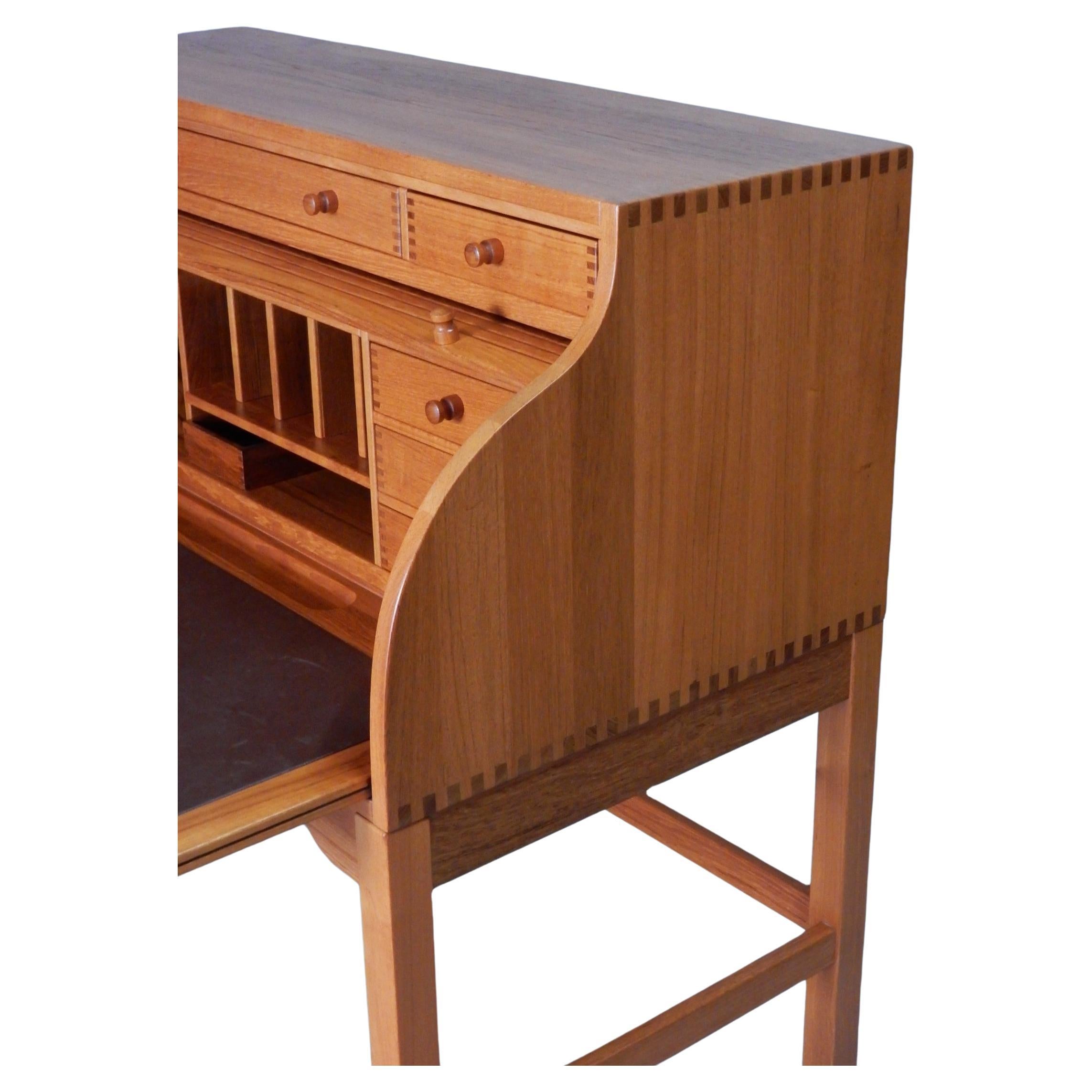 Dänischer Moderner Teakholz-Schreibtisch von Andreas Hansen, 1960er Meisterwerk mit Rollenplatte (20. Jahrhundert) im Angebot