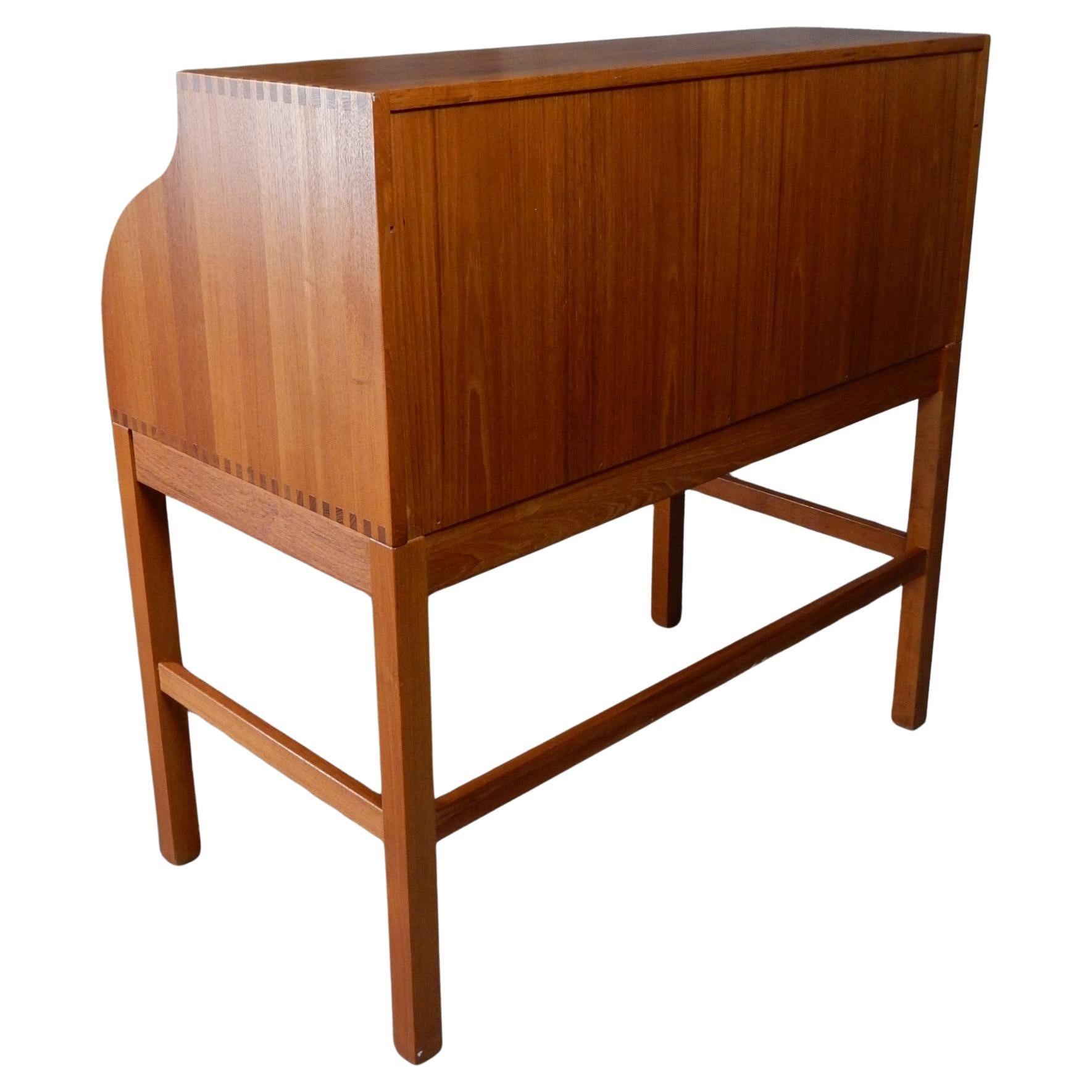 Teck Bureau moderne danois en teck par Andreas Hansen, chef-d'œuvre des années 1960 avec plateau roulé en vente