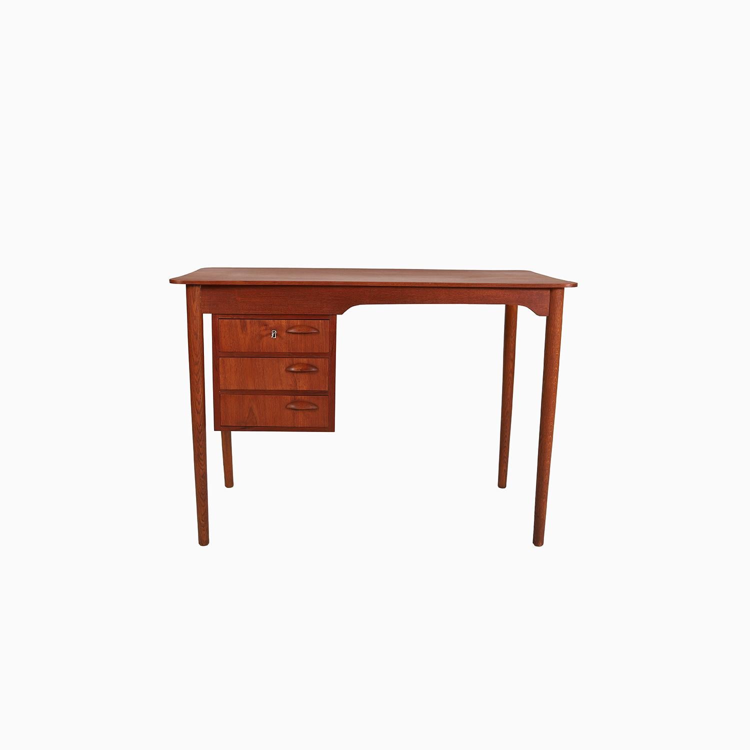danish modern teak writing desk with curvilinear top In Excellent Condition For Sale In Minneapolis, MN