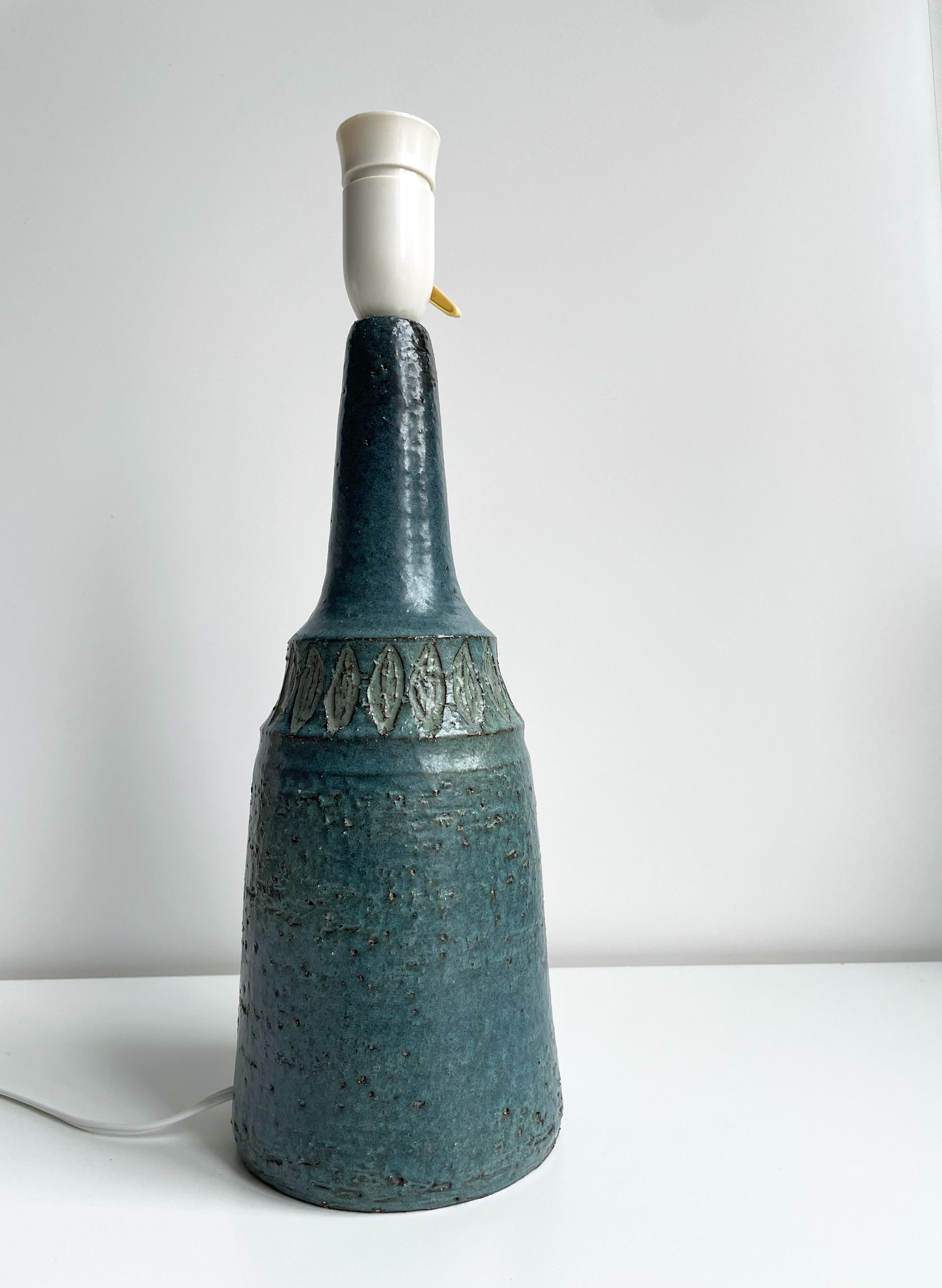 Lampe de table danoise en céramique faite à la main par Sejer Keramikfabrik. Fabriqué sur l'île danoise de Funen dans les années 1960 dans le cadre d'une production limitée. Fabriquée et décorée à la main avec un motif organique vert clair en forme
