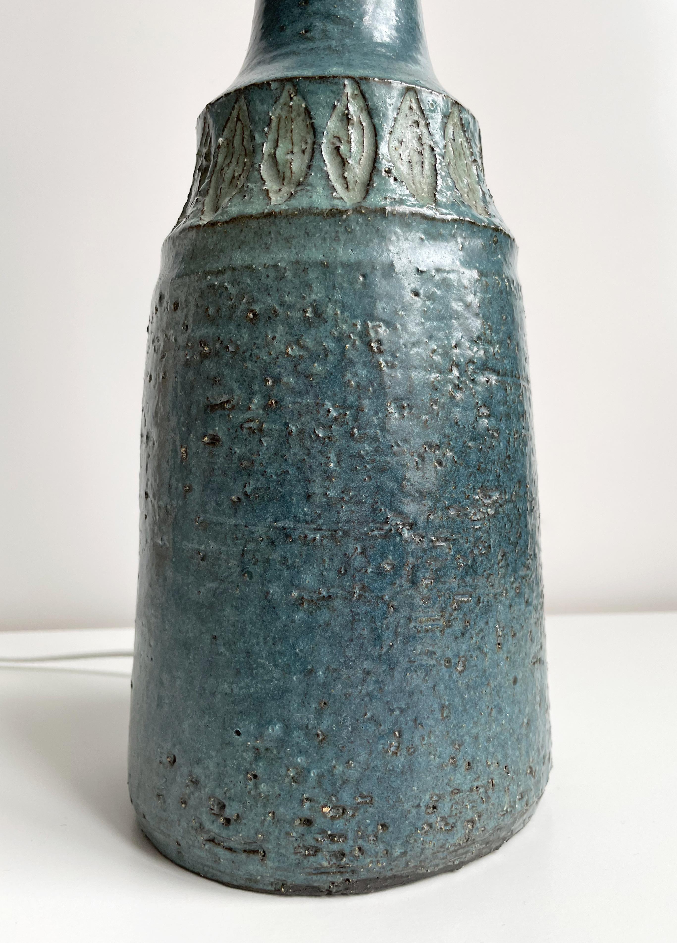 Dänische moderne blau glasierte Keramik-Tischlampe, 1960er Jahre (Handbemalt) im Angebot