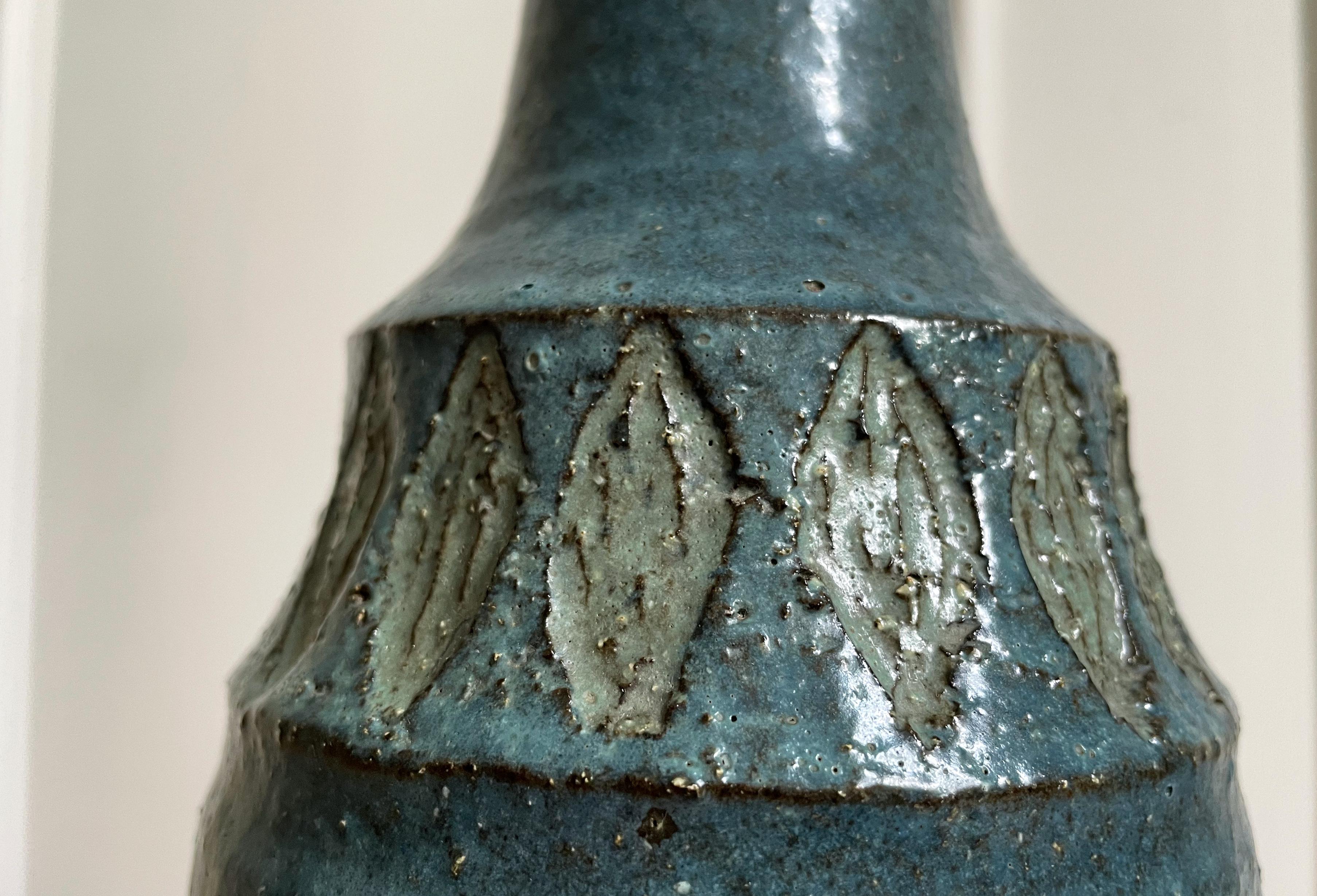 Dänische moderne blau glasierte Keramik-Tischlampe, 1960er Jahre (Töpferwaren) im Angebot