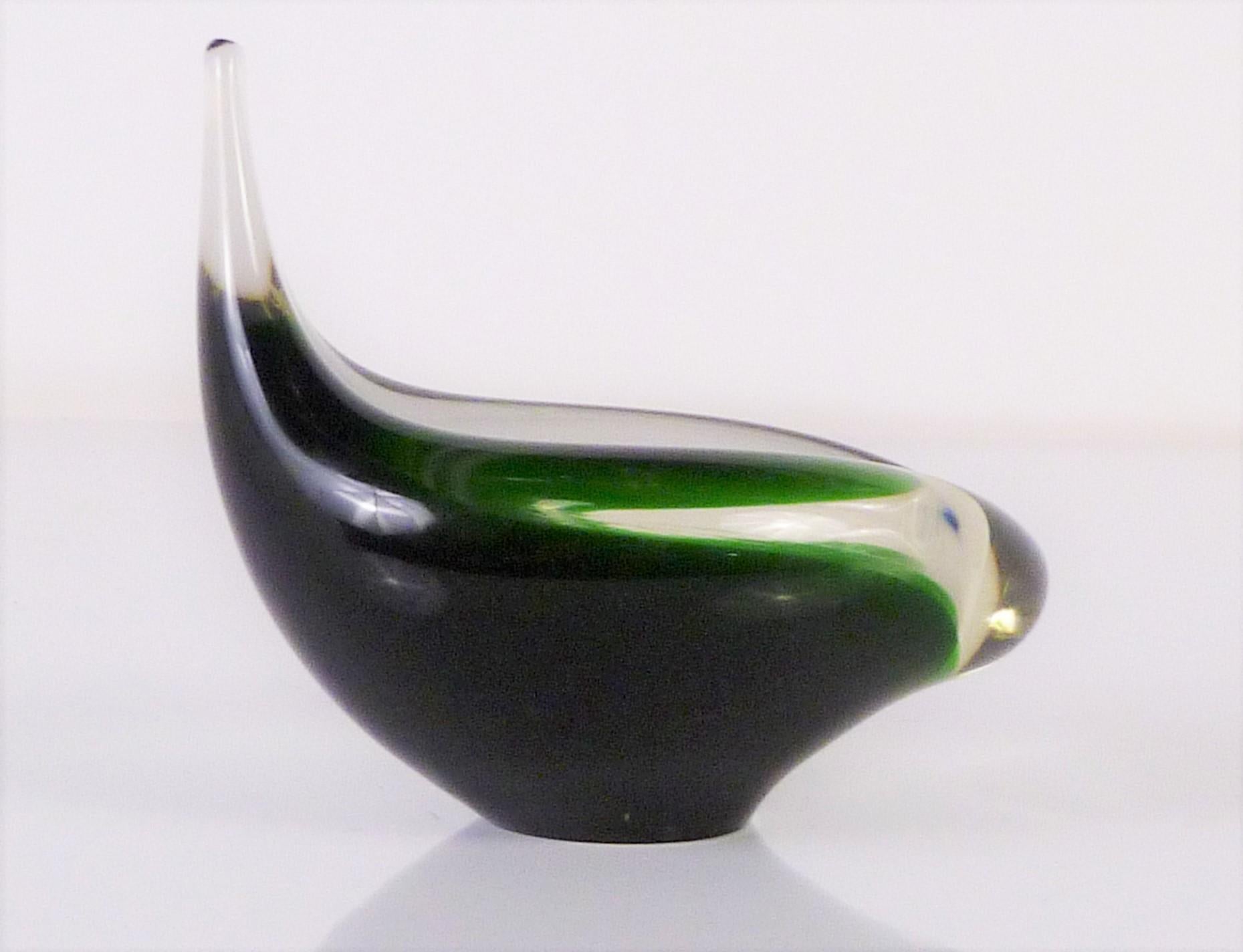 Dänisches modernes tropfenförmiges, dunkelgrünes und klares Glasgefäß von Luken Holmegaard, 1959 (Geblasenes Glas) im Angebot