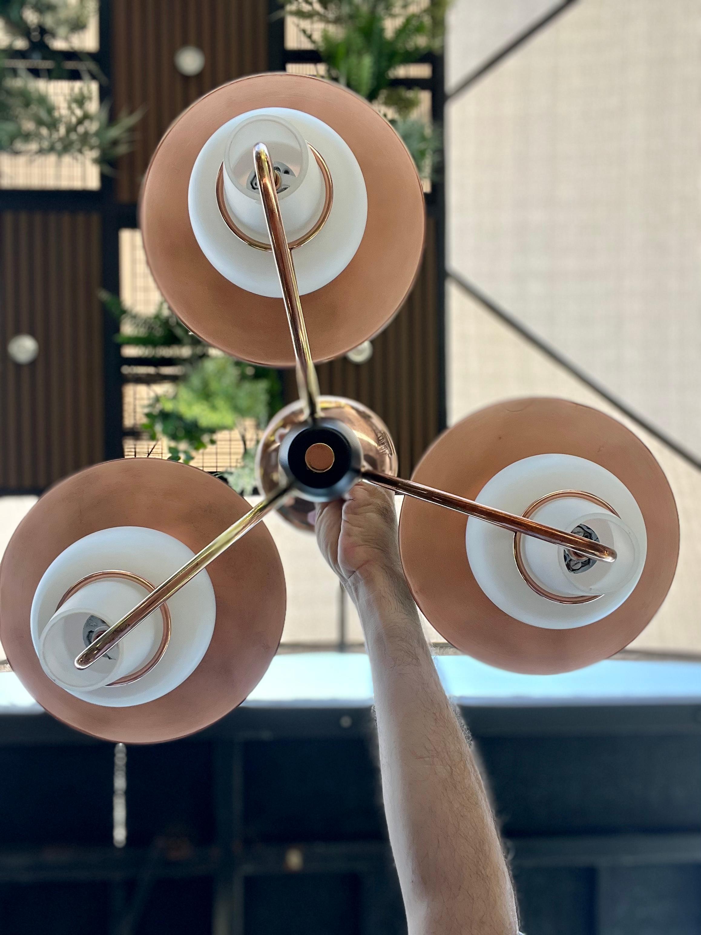 Lampadario moderno danese a tre bracci in rame e vetro opalino in vendita 4