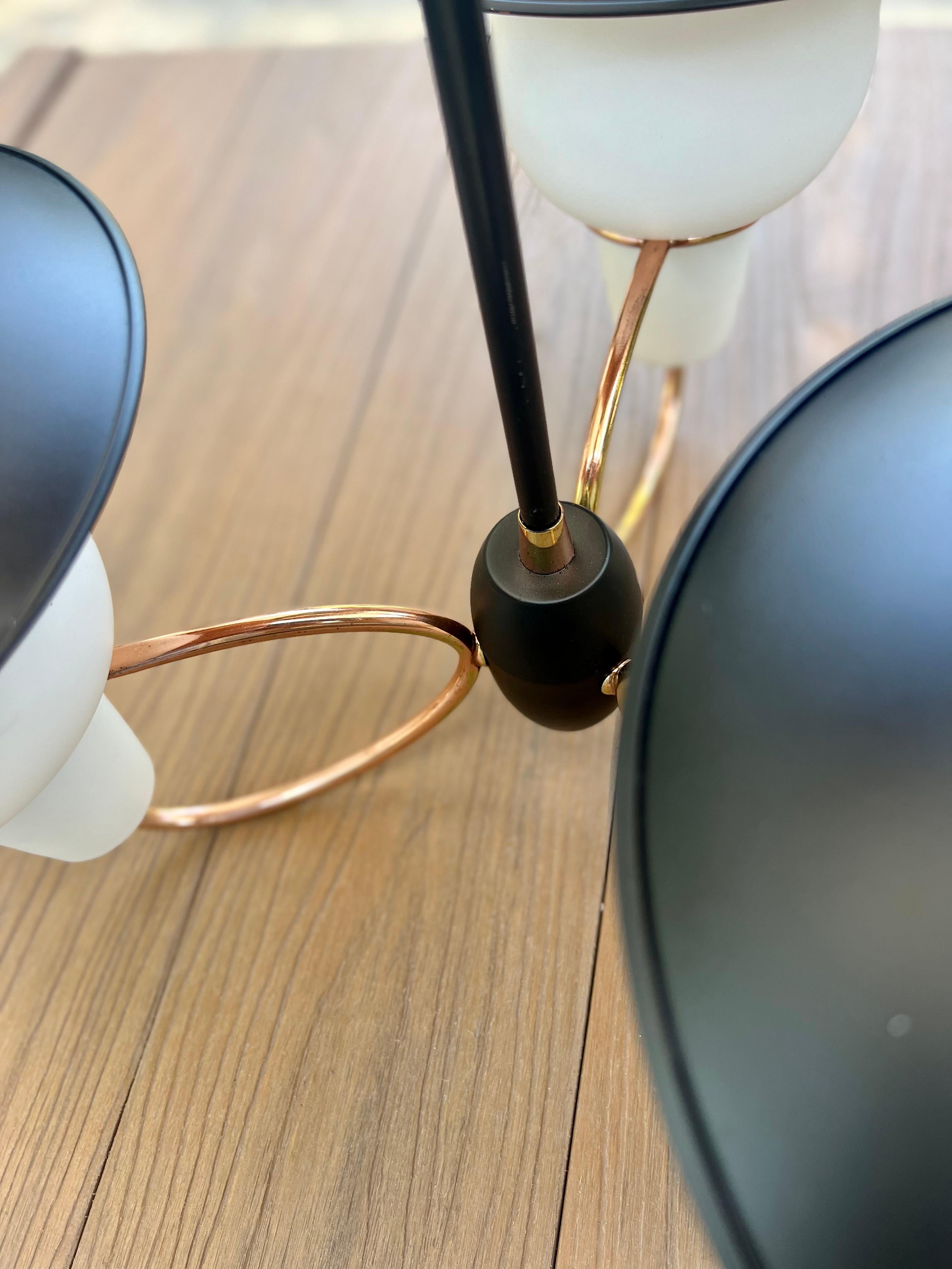 Lampadario moderno danese a tre bracci in rame e vetro opalino in vendita 1