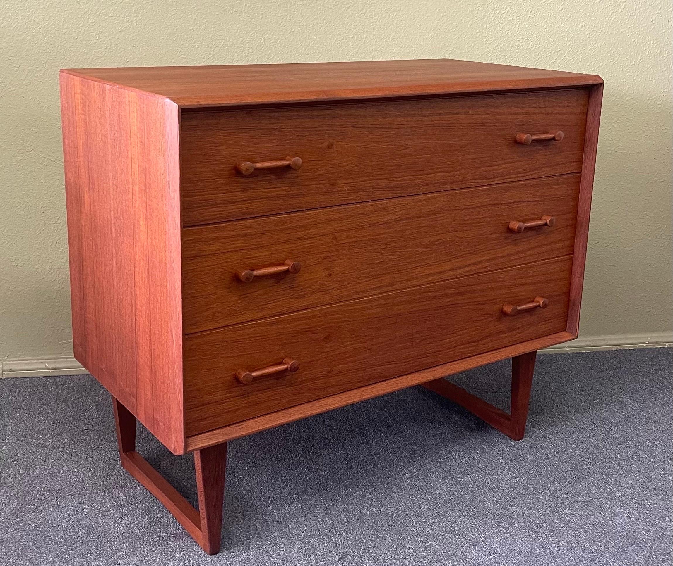 Danese Comò o cassettone moderno danese a tre cassetti in teak di Borge Mogensen in vendita