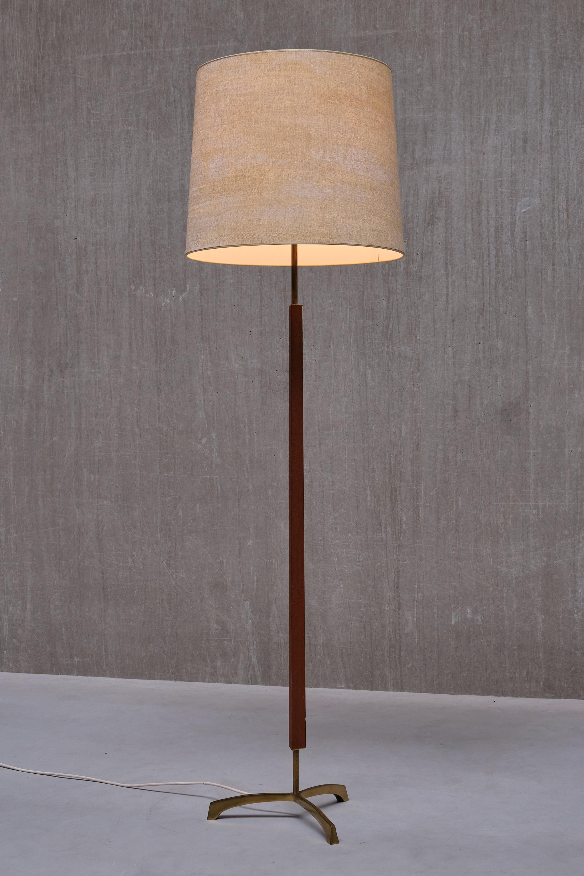 Danois Lampadaire danois moderne à trois pieds en laiton, teck et abat-jour texturé, années 1950 en vente