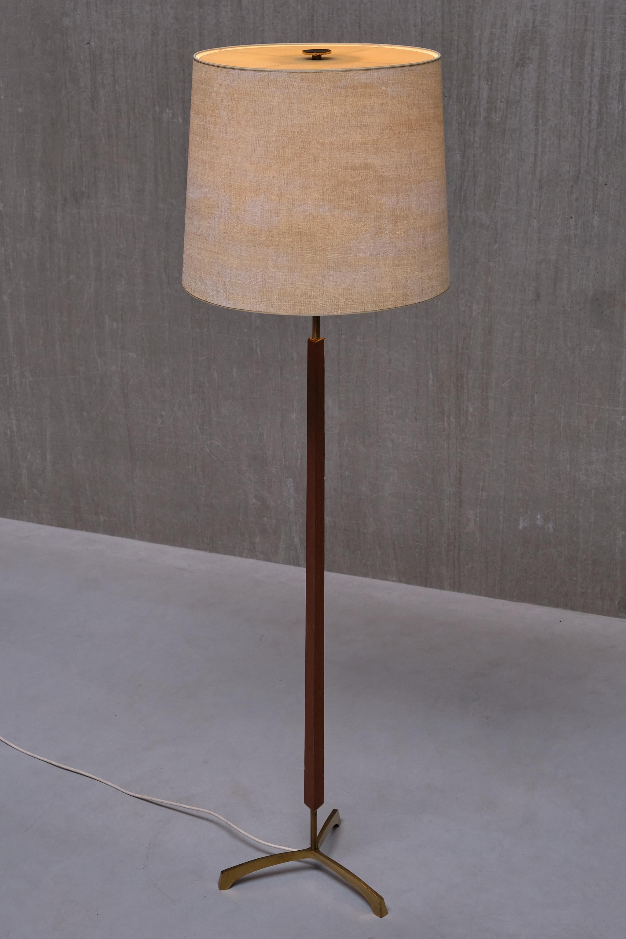 Lampadaire danois moderne à trois pieds en laiton, teck et abat-jour texturé, années 1950 en vente 1