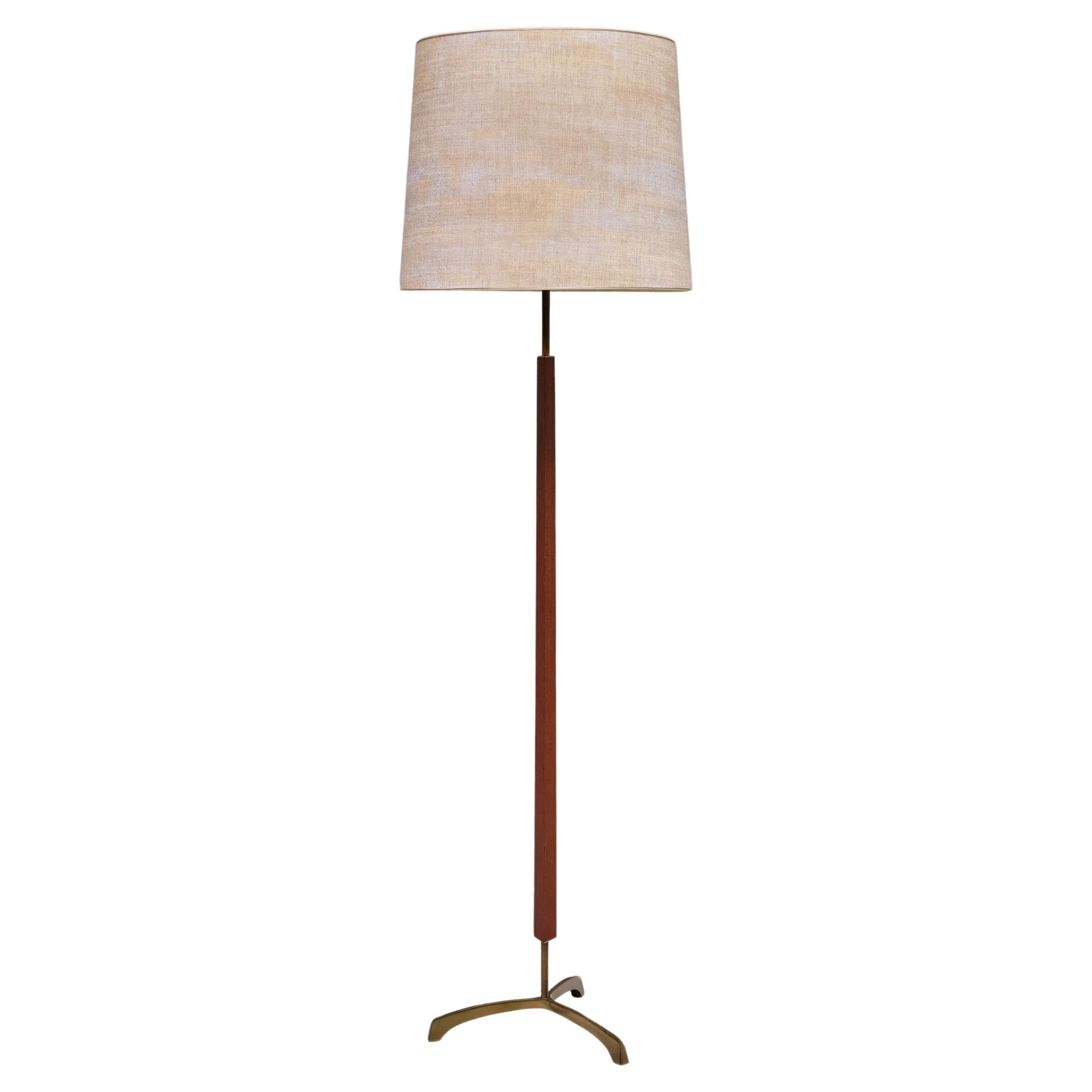 Dänische moderne dreibeinige Stehlampe aus Messing, Teakholz und strukturiertem Schirm, 1950er Jahre