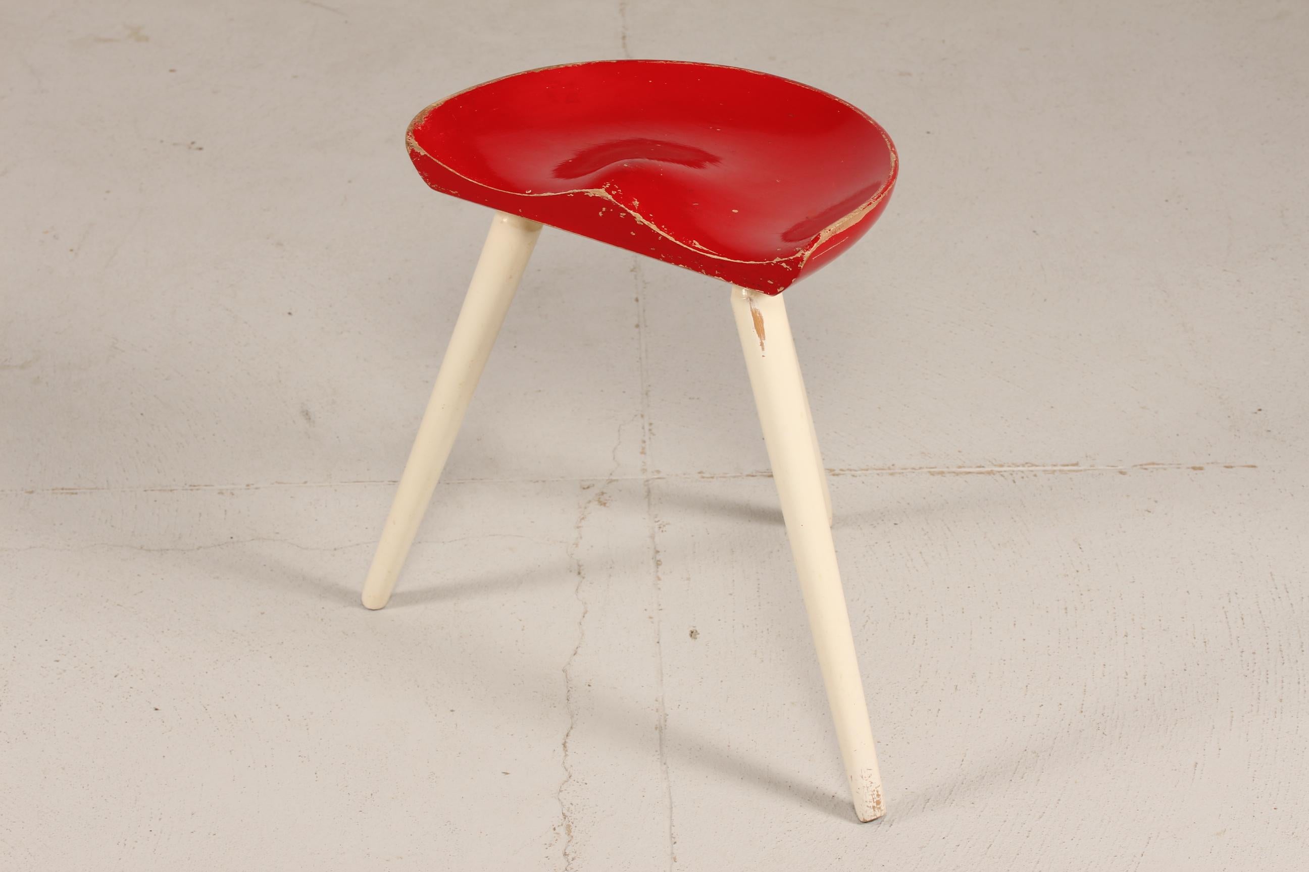 Danish modern milking stool in the style of Mogens Lassen.
It´s made of solid pine wood and comes with the original red and white paint.
The seat is sculpted so it suits your back and it´s very comfortable to sit on.
Made circa