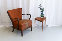 Table d'appoint et tabouret en teck moderne danois à trois pieds par Hans Olsen, années 1950.