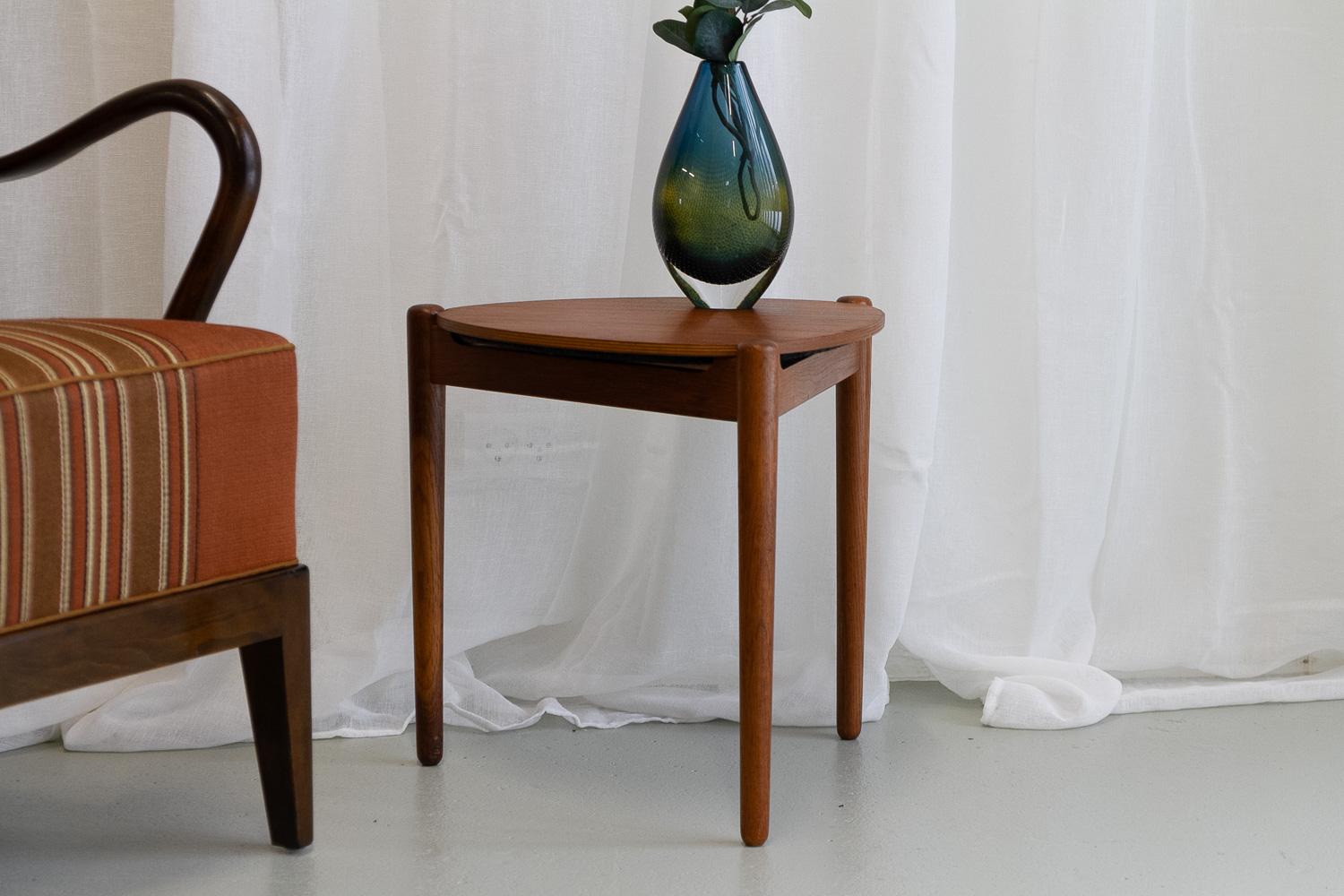 Danish Modern Three Legged Teak Side Table and Stool by Hans Olsen, 1950s. In Good Condition For Sale In Asaa, DK
