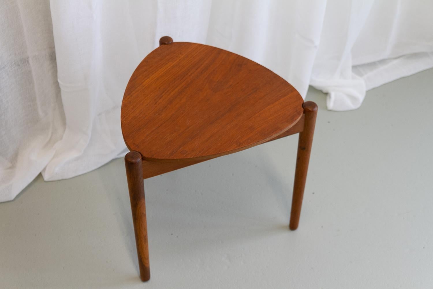 Danish Modern Three Legged Teak Side Table and Stool by Hans Olsen, 1950s. For Sale 2
