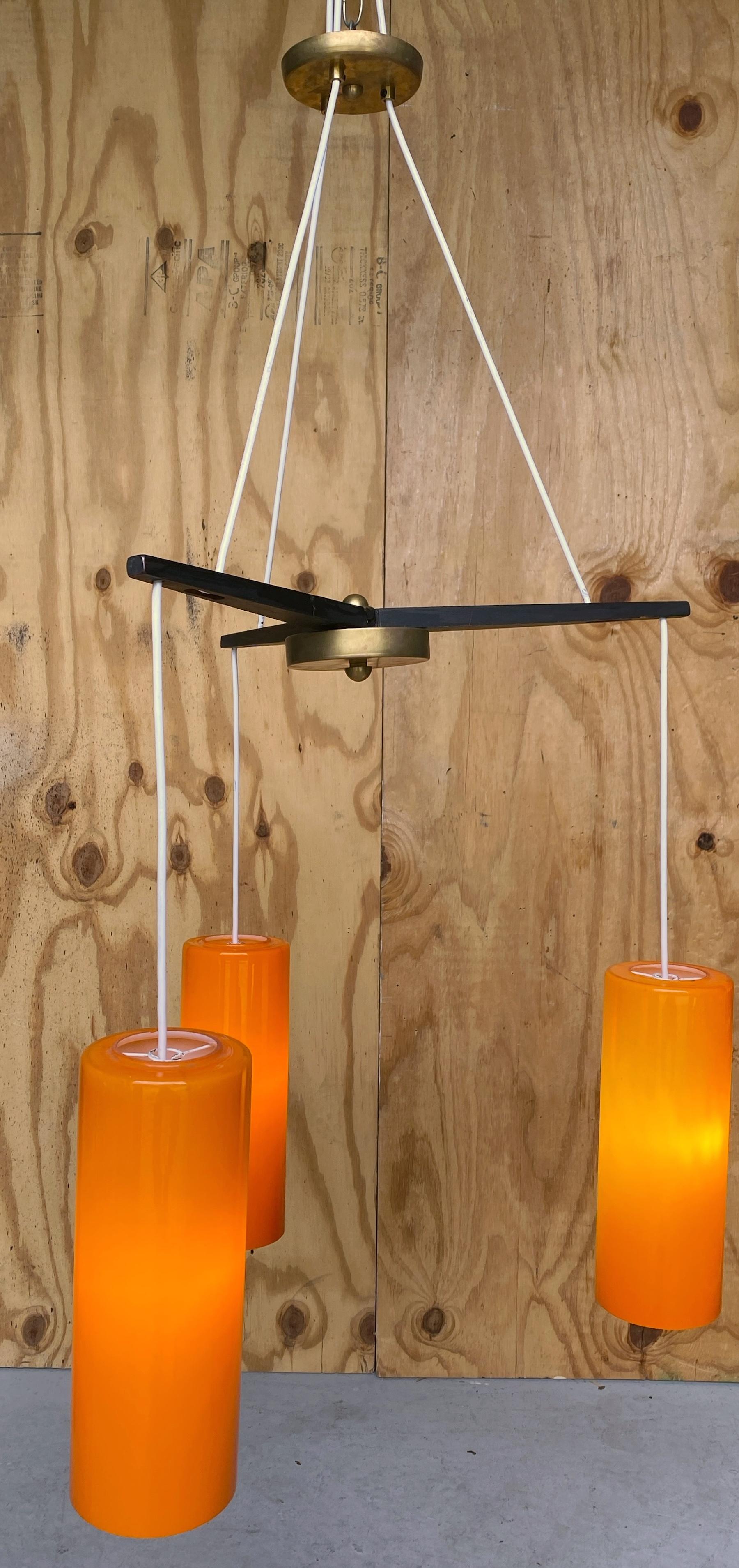 Mid-Century Modern Lustre/ Pendentif danois moderne à trois lumières Holmegaard en verre orange en vente