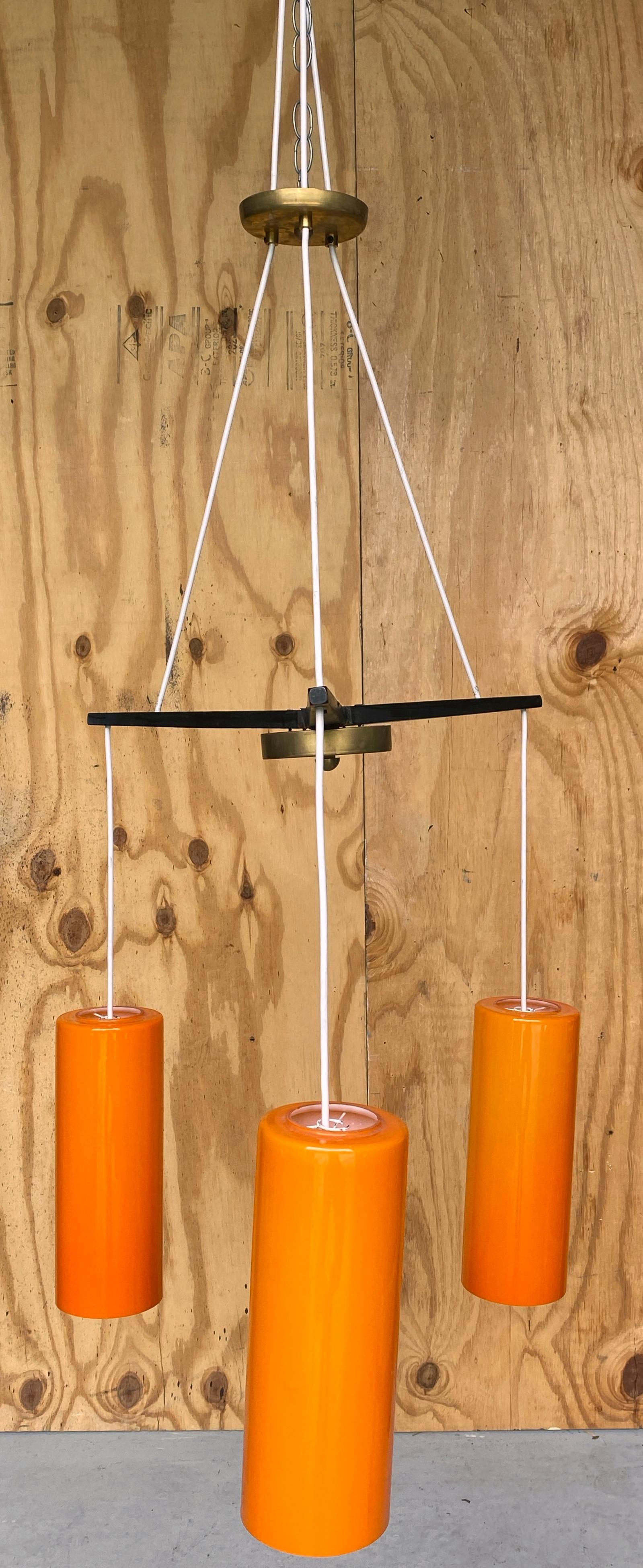 Danois Lustre/ Pendentif danois moderne à trois lumières Holmegaard en verre orange en vente