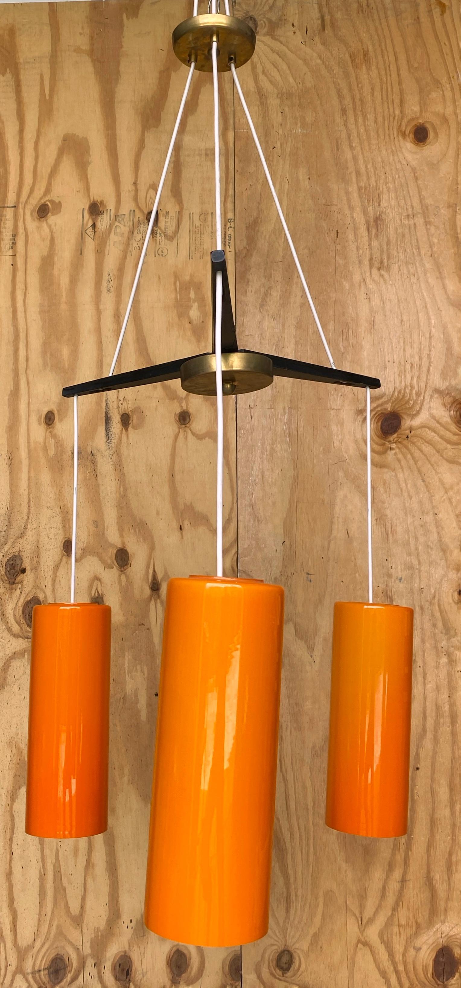 20ième siècle Lustre/ Pendentif danois moderne à trois lumières Holmegaard en verre orange en vente