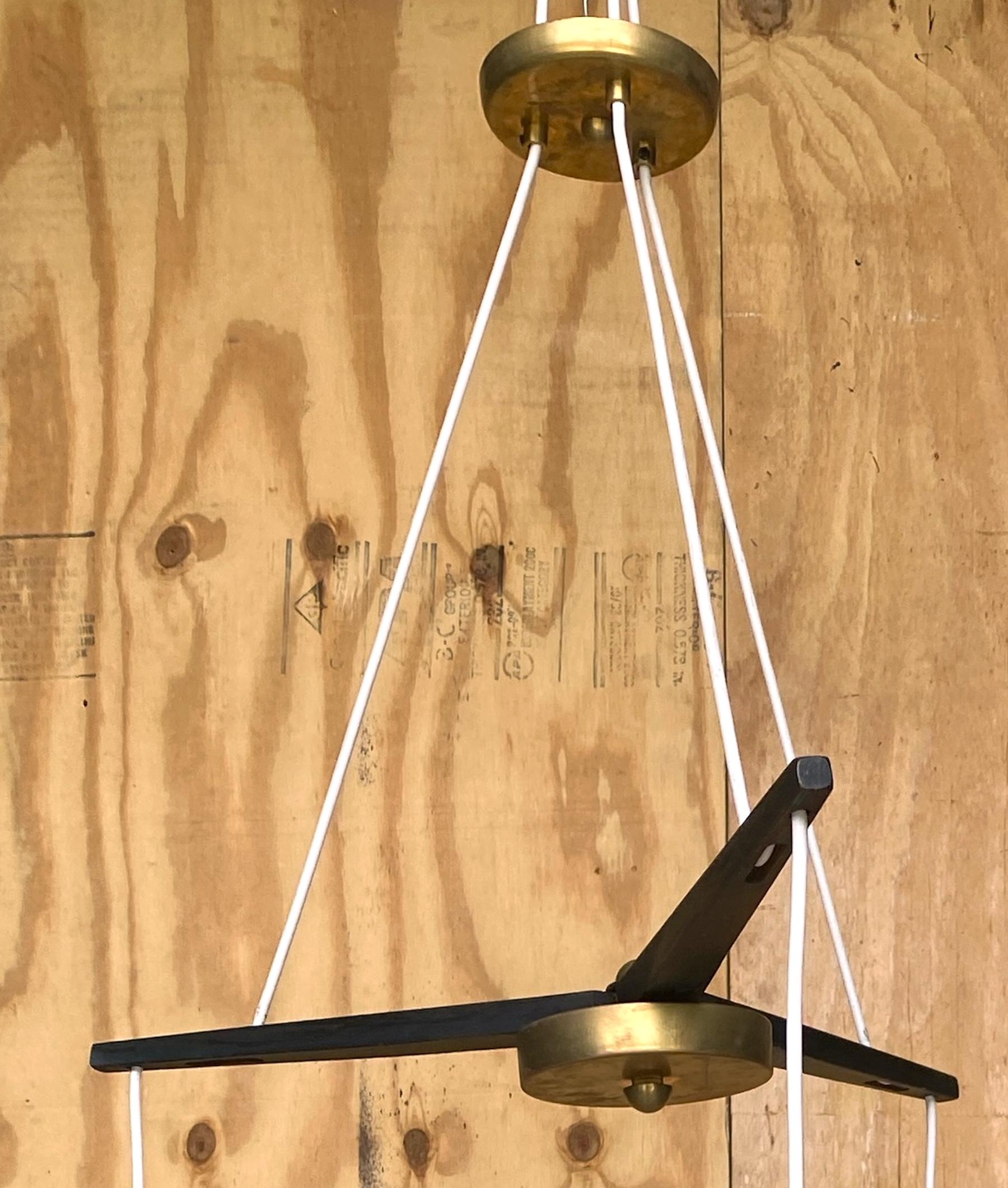 Laiton Lustre/ Pendentif danois moderne à trois lumières Holmegaard en verre orange en vente