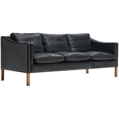 Divano moderno danese a tre posti in pelle nera e Wood