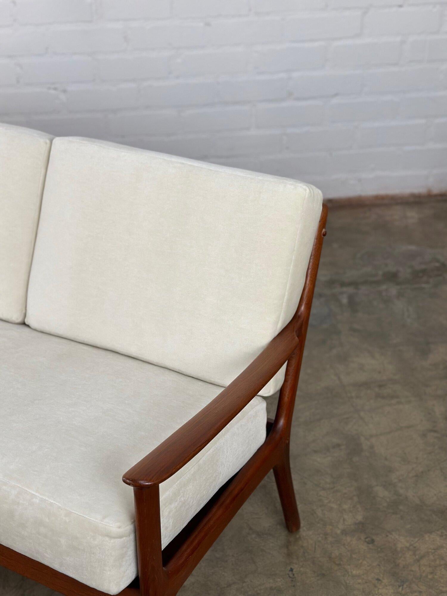 Dänisches modernes dänisches Dreisitzer-Sofa im Angebot 7