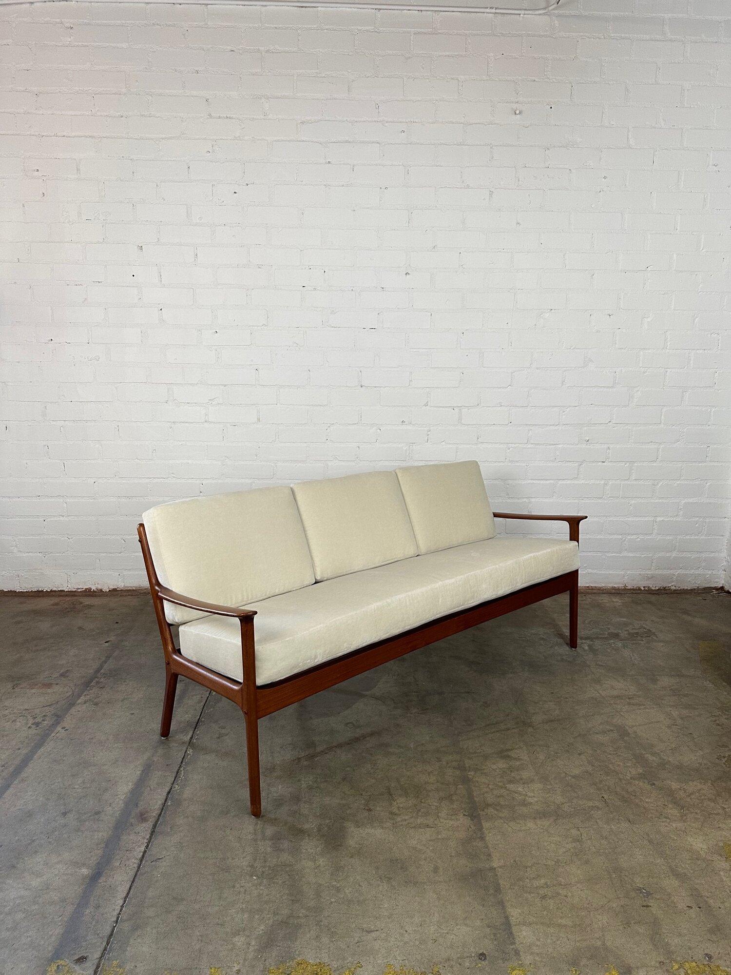 Dänisches modernes dänisches Dreisitzer-Sofa (Moderne der Mitte des Jahrhunderts) im Angebot