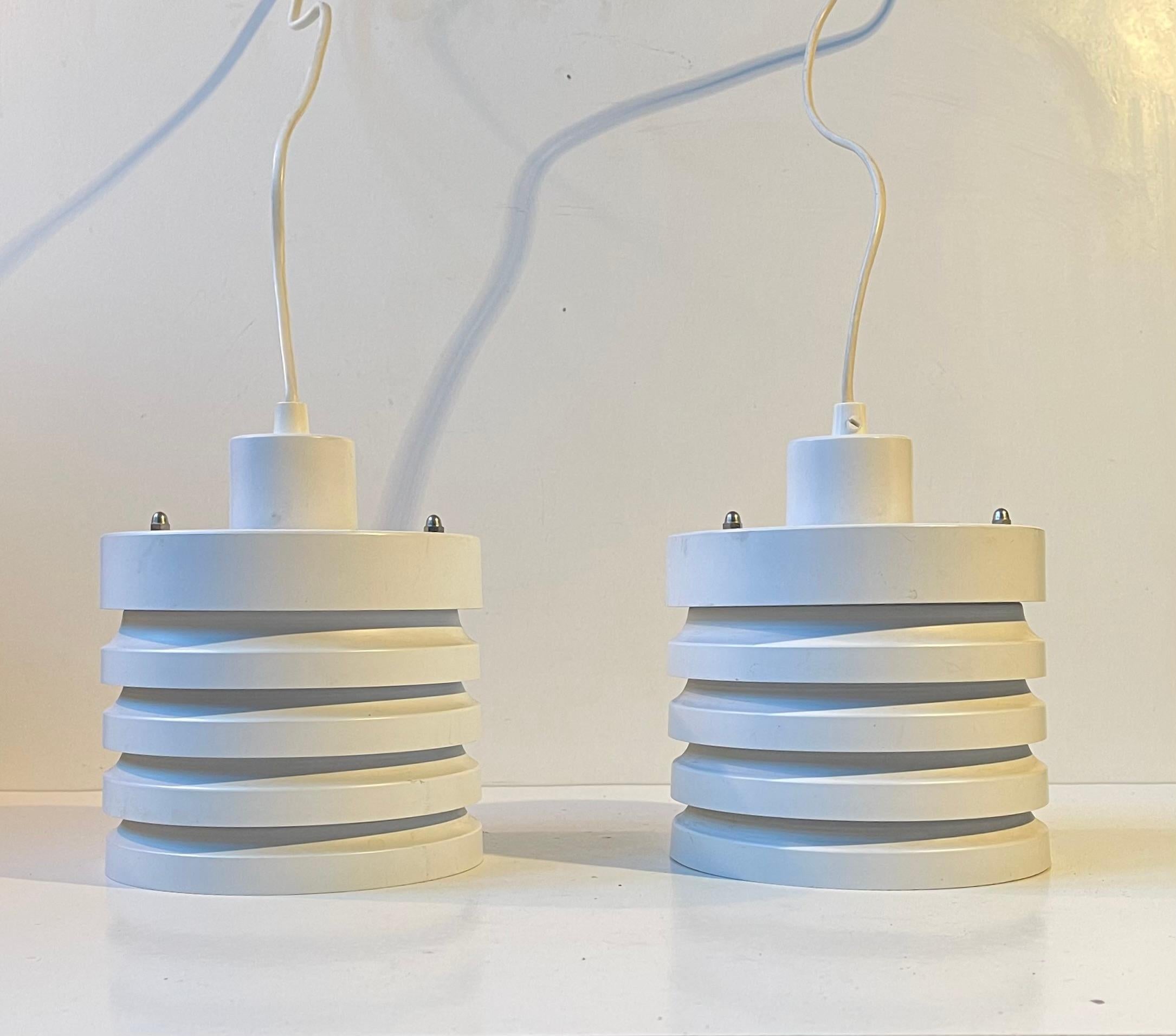 Ähnlich wie die Lampen von Hans Agne Jakobsson und Carl Thore wurden diese weißen Hängelampen von dem dänischen Architekten Knud Christensen in den späten 1970er Jahren entworfen. Je nach Lichtquelle (LED oder normale Glühbirnen und Wattzahl) können