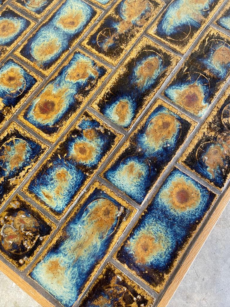 Mesa baja de azulejos de Severin Hansen. Precioso azulejo de cerámica con tonos azules. 