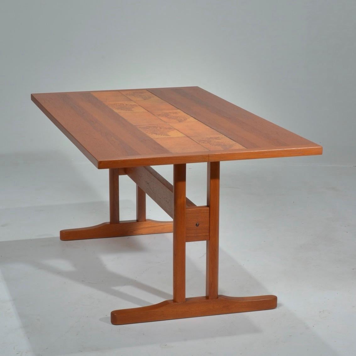 Milieu du XXe siècle Table de bureau ou de salle à manger danoise moderne en teck incrusté de carreaux en vente