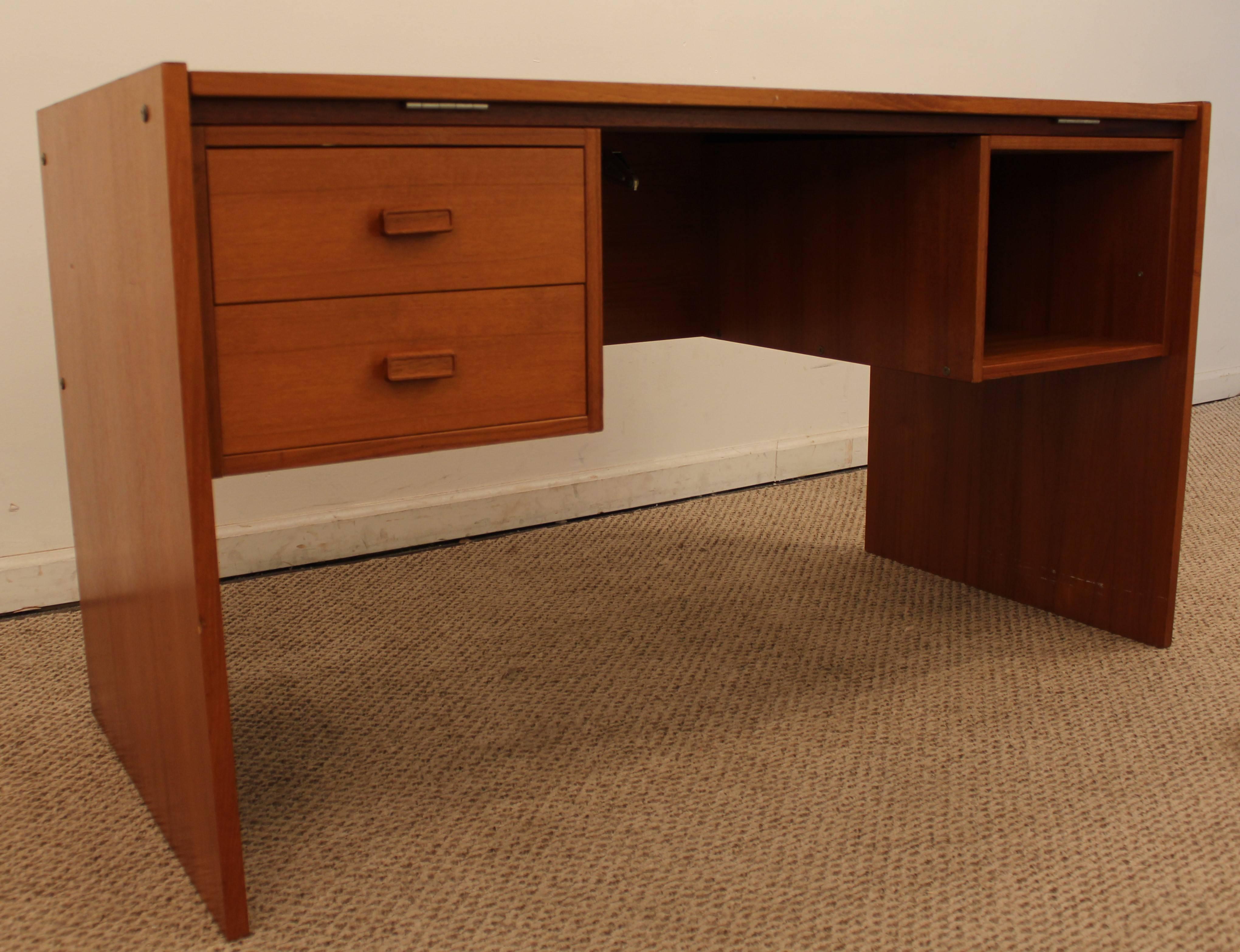 Offered is a desk by Trenkanten. It is made of teak and has a tilt-top, in working order.

Dimensions:
51.25