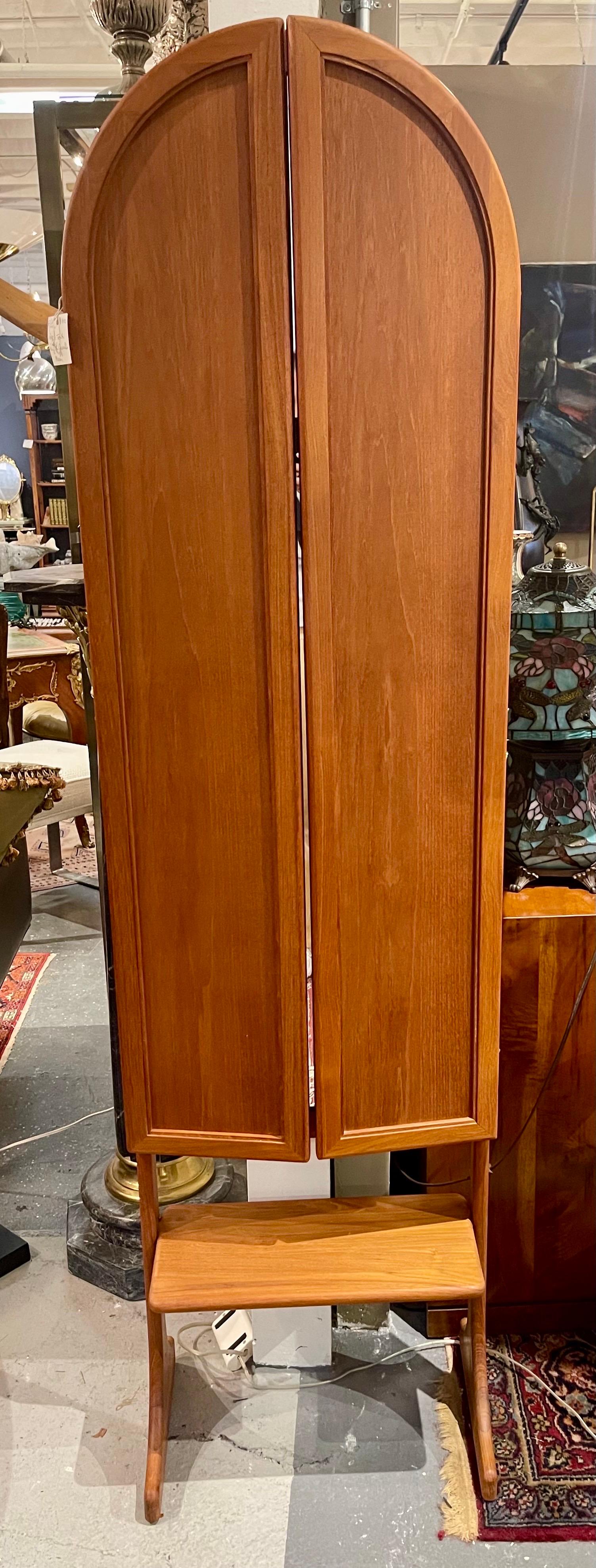Trittico moderno danese in teak con specchio a tutta lunghezza che si apre e si chiude con poggiapiedi In condizioni buone in vendita a West Hartford, CT