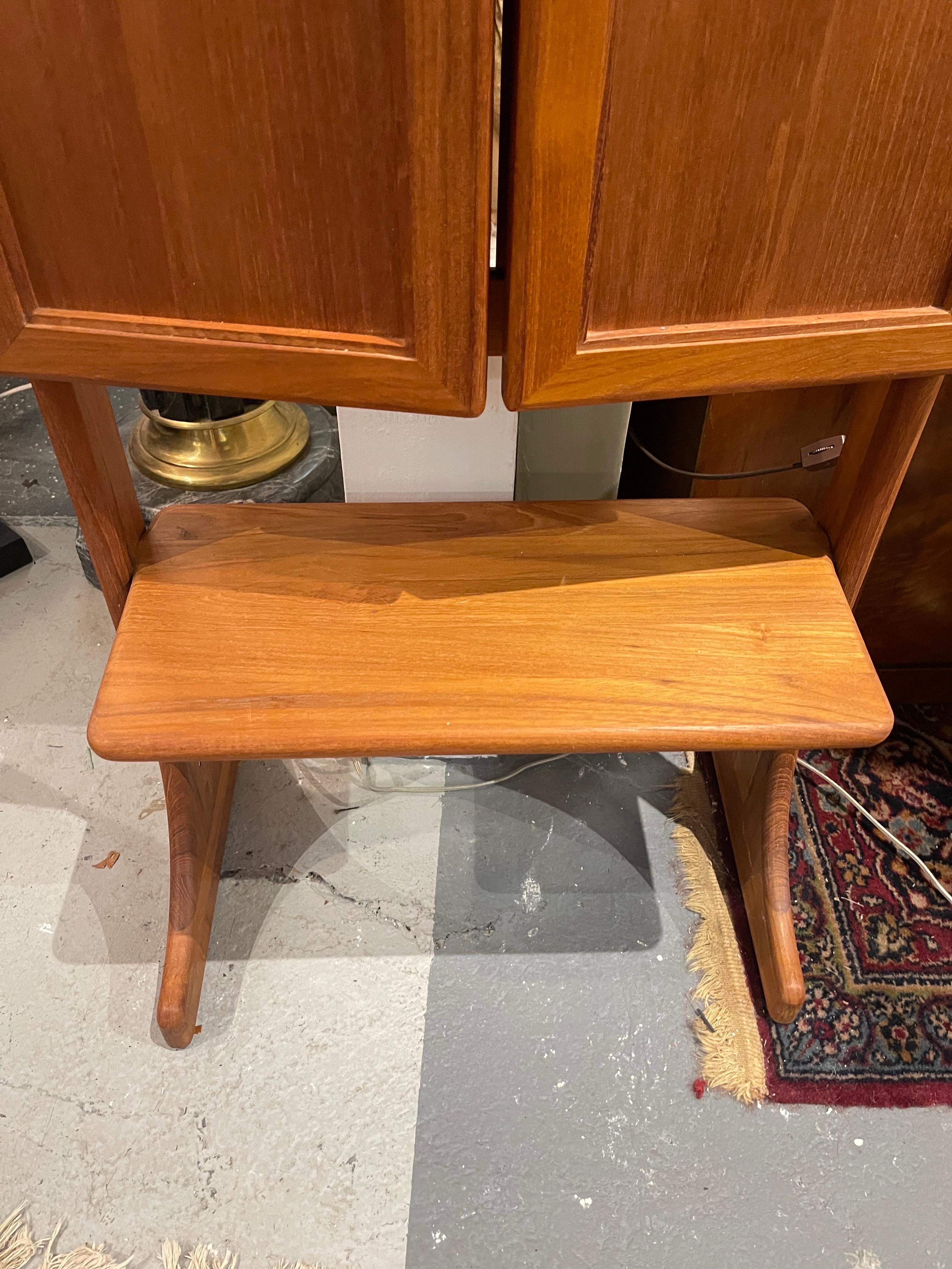 Fine XX secolo Trittico moderno danese in teak con specchio a tutta lunghezza che si apre e si chiude con poggiapiedi in vendita
