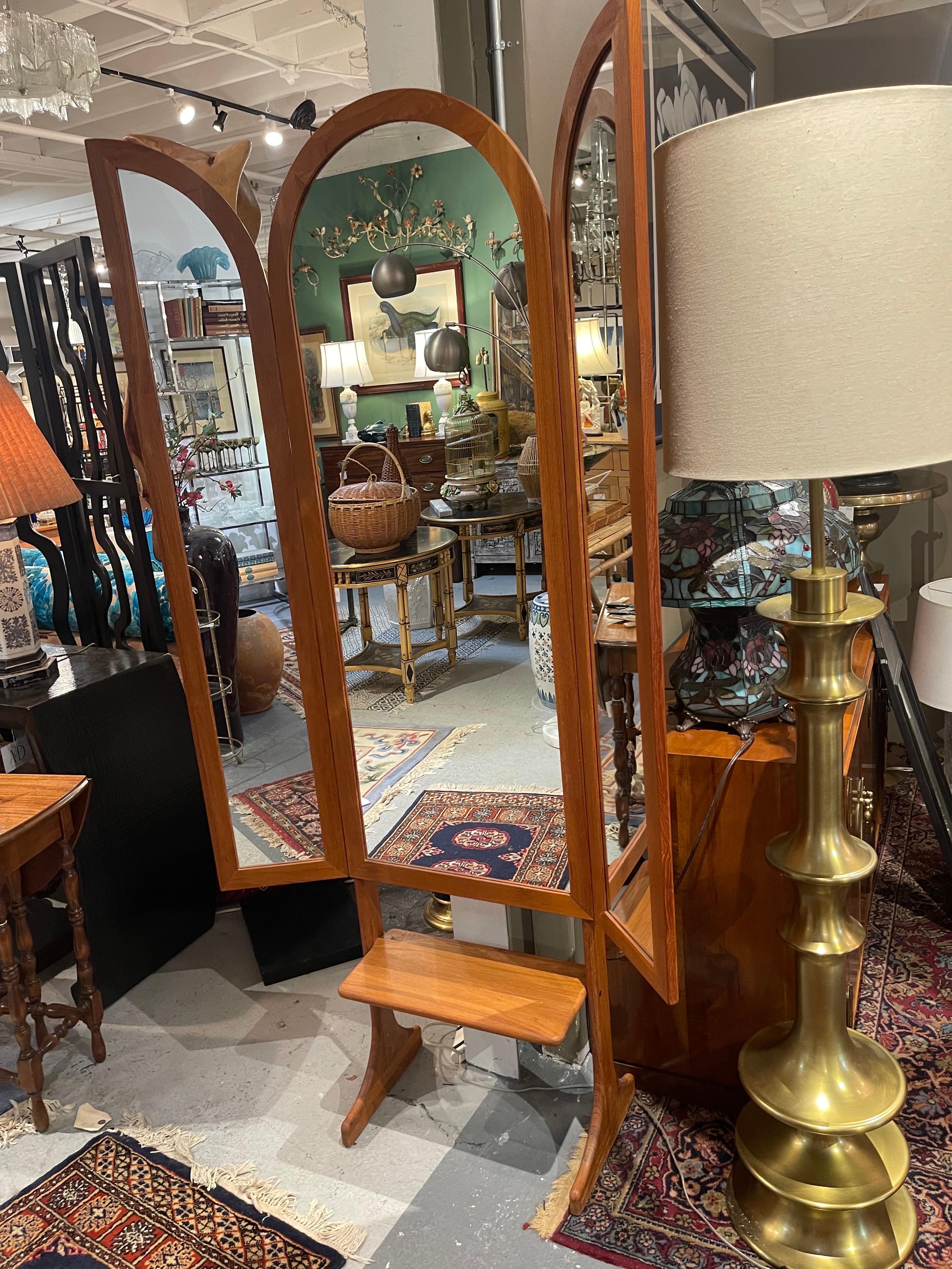 Specchio Trittico moderno danese in teak con specchio a tutta lunghezza che si apre e si chiude con poggiapiedi in vendita