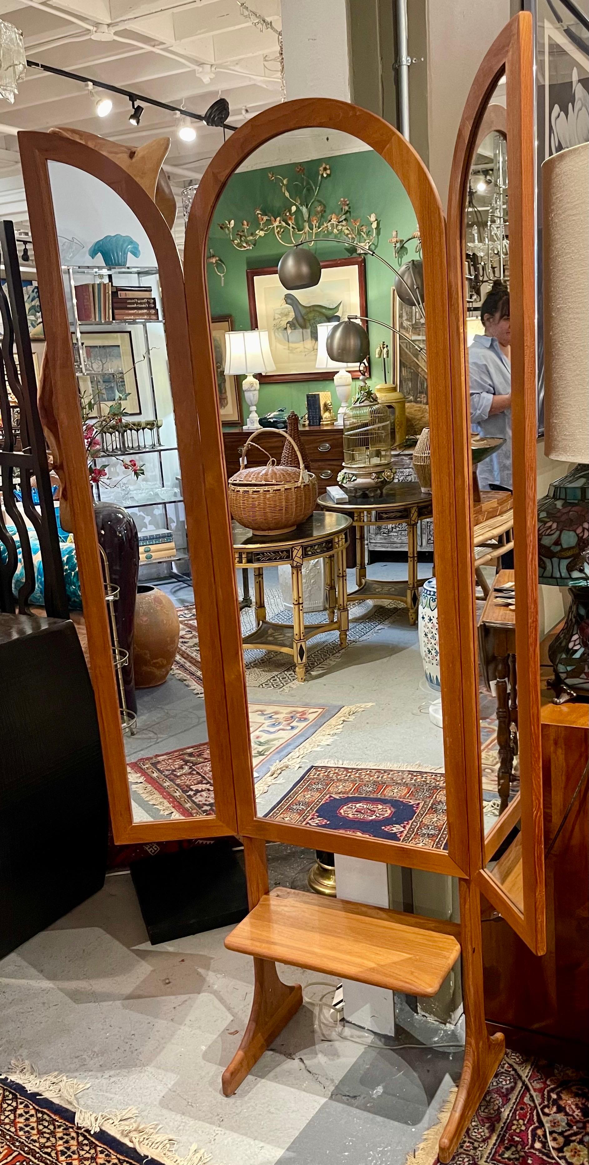Trittico moderno danese in teak con specchio a tutta lunghezza che si apre e si chiude con poggiapiedi in vendita 1