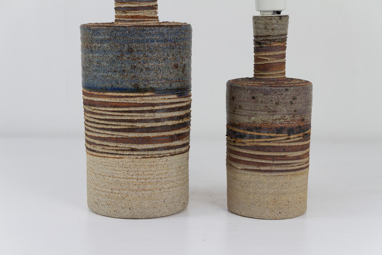 Dänische moderne Tue Poulsen-Keramik-Tischlampen, 1960er Jahre. Satz von 2.
Paar rustikale  handgefertigte skandinavische moderne Keramiklampen aus Steinzeug, die in den 1960er Jahren vom dänischen Künstler Tue Poulsen in Dänemark hergestellt