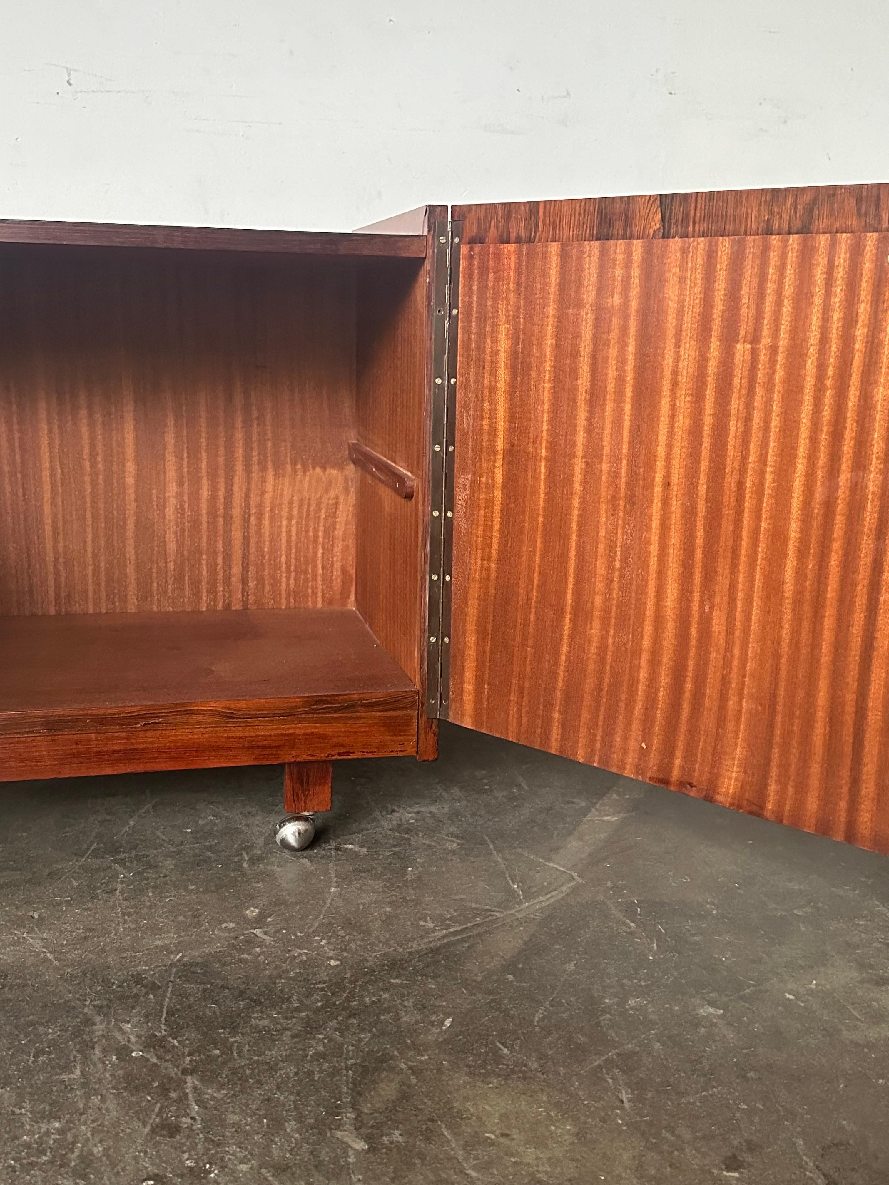 Legno Mobile giradischi danese moderno in palissandro brasiliano in vendita