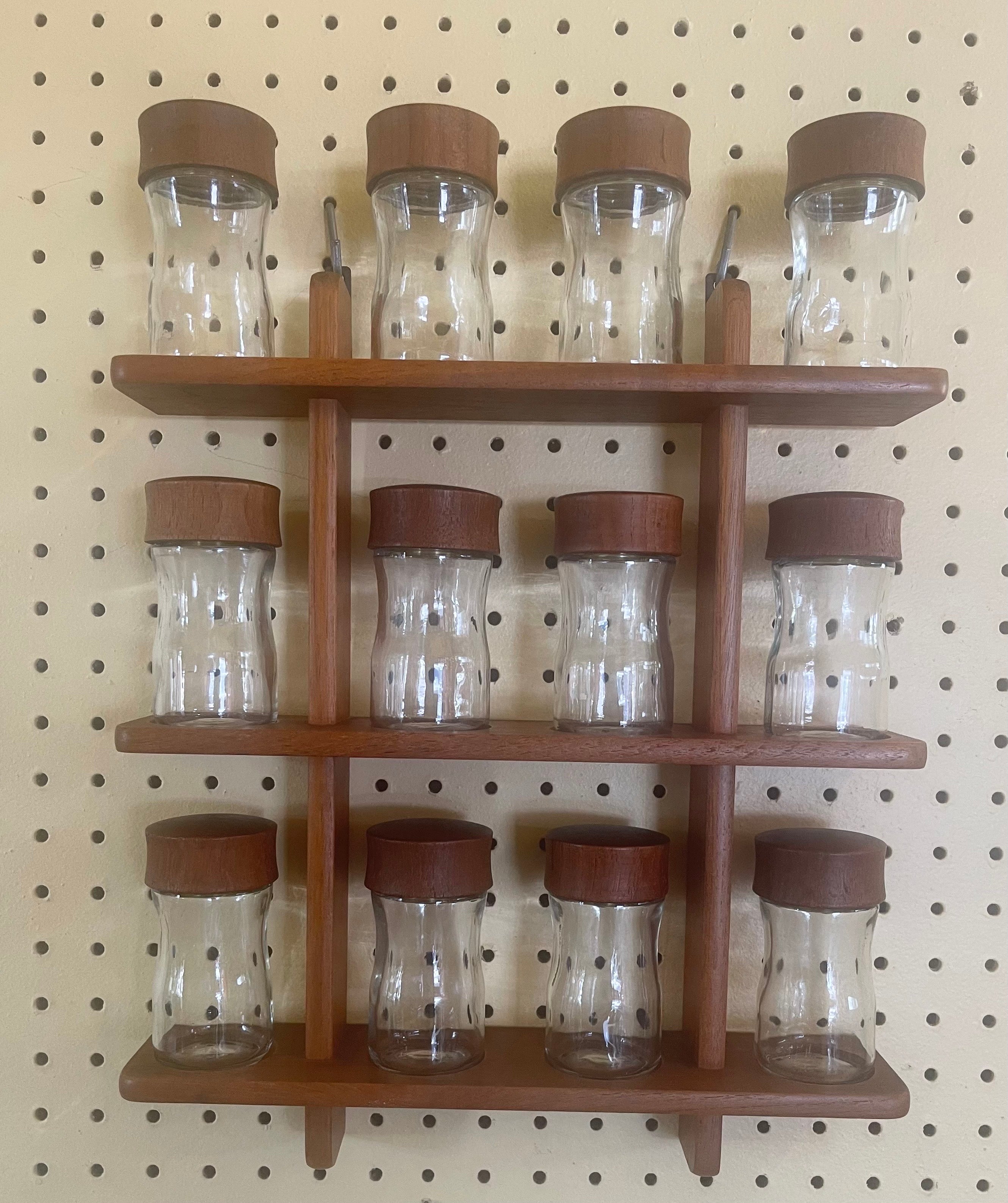 Dänisches modernes Gewürzregal mit zwölf Gläsern aus Teakholz von Digsmed, ca. 1960er Jahre. Es sind zwei Regale erhältlich, die nebeneinander an der Wand angebracht werden können, um ein viel größeres Set mit 24 Gläsern zu bilden. Die Regale sind