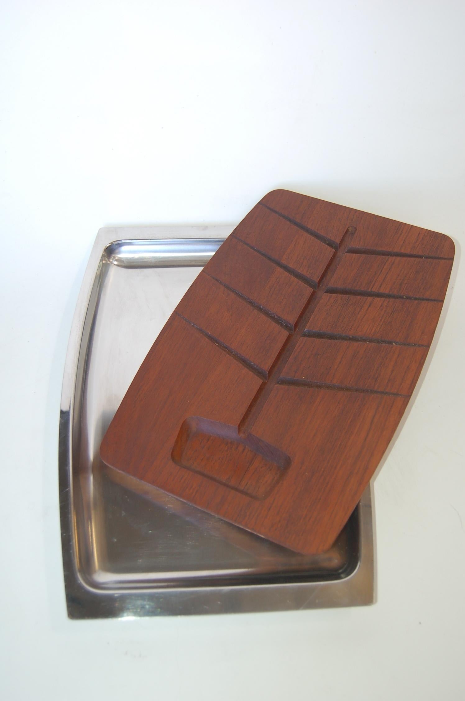 Danish Modern Two-Piece Teak Cutting Board with Stainless Steel Tray In Excellent Condition In Van Nuys, CA