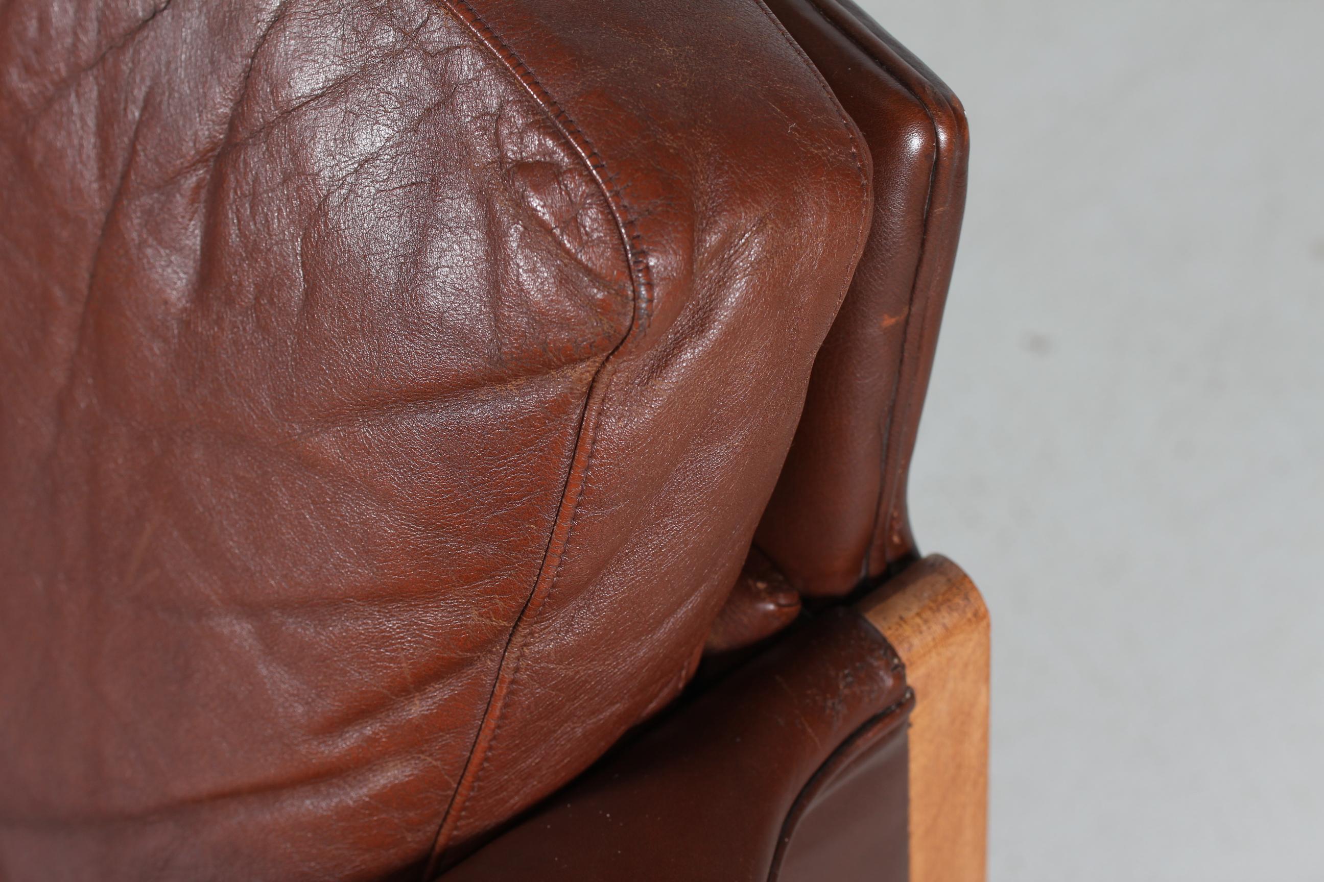 Finn Juhl Stil Zweisitzer-Sofa mit dunkel cognacfarbenem Leder Hergestellt in Dänemark im Angebot 4