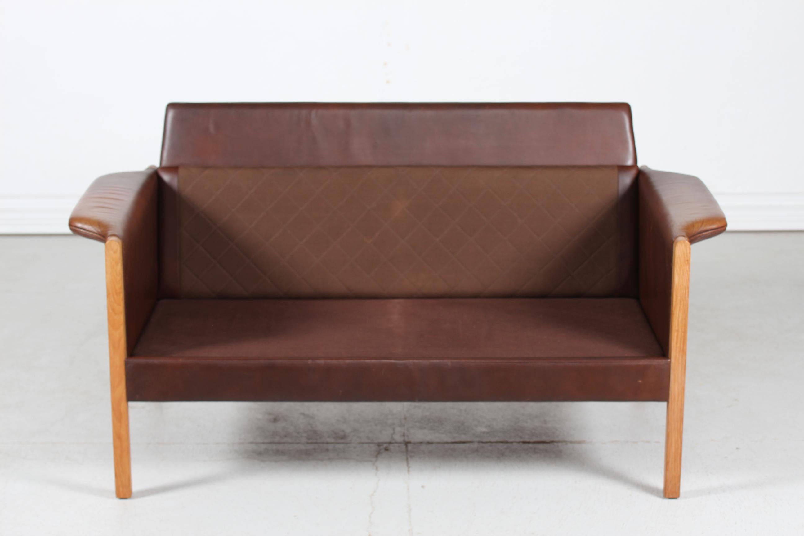 Divano a due posti in stile Finn Juhl con pelle color cognac scuro Made in Denmark in vendita 6
