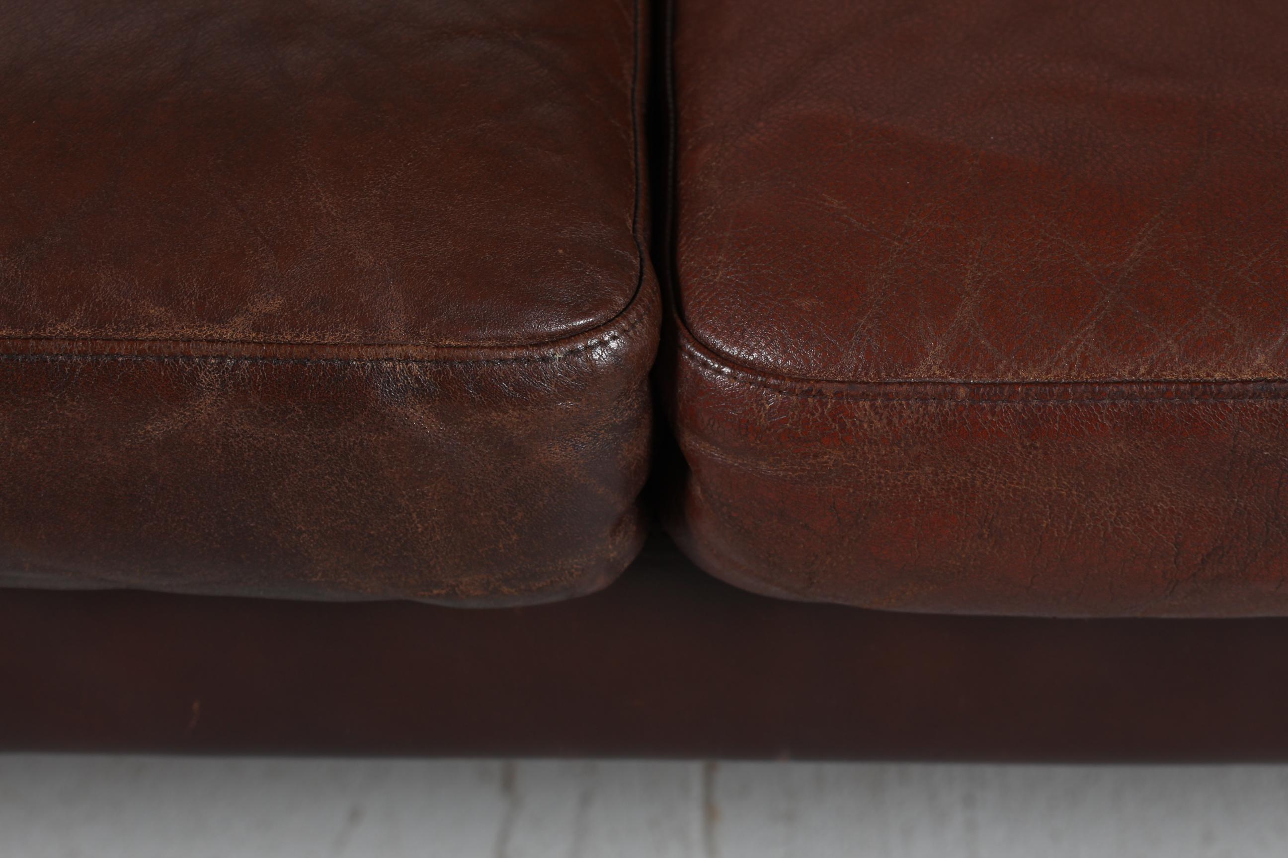 Finn Juhl Stil Zweisitzer-Sofa mit dunkel cognacfarbenem Leder Hergestellt in Dänemark im Angebot 7