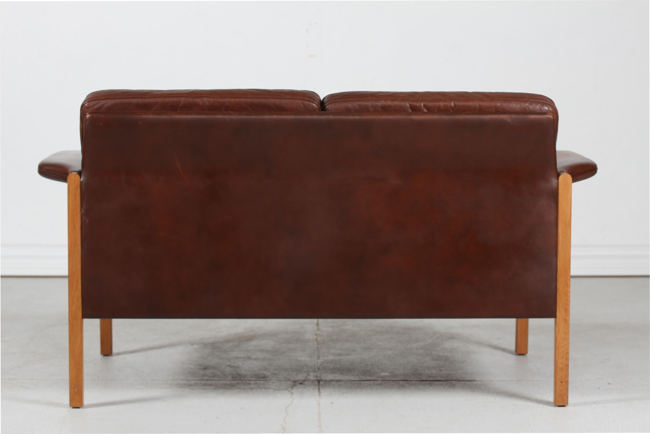 Finn Juhl Stil Zweisitzer-Sofa mit dunkel cognacfarbenem Leder Hergestellt in Dänemark (Ende des 20. Jahrhunderts) im Angebot