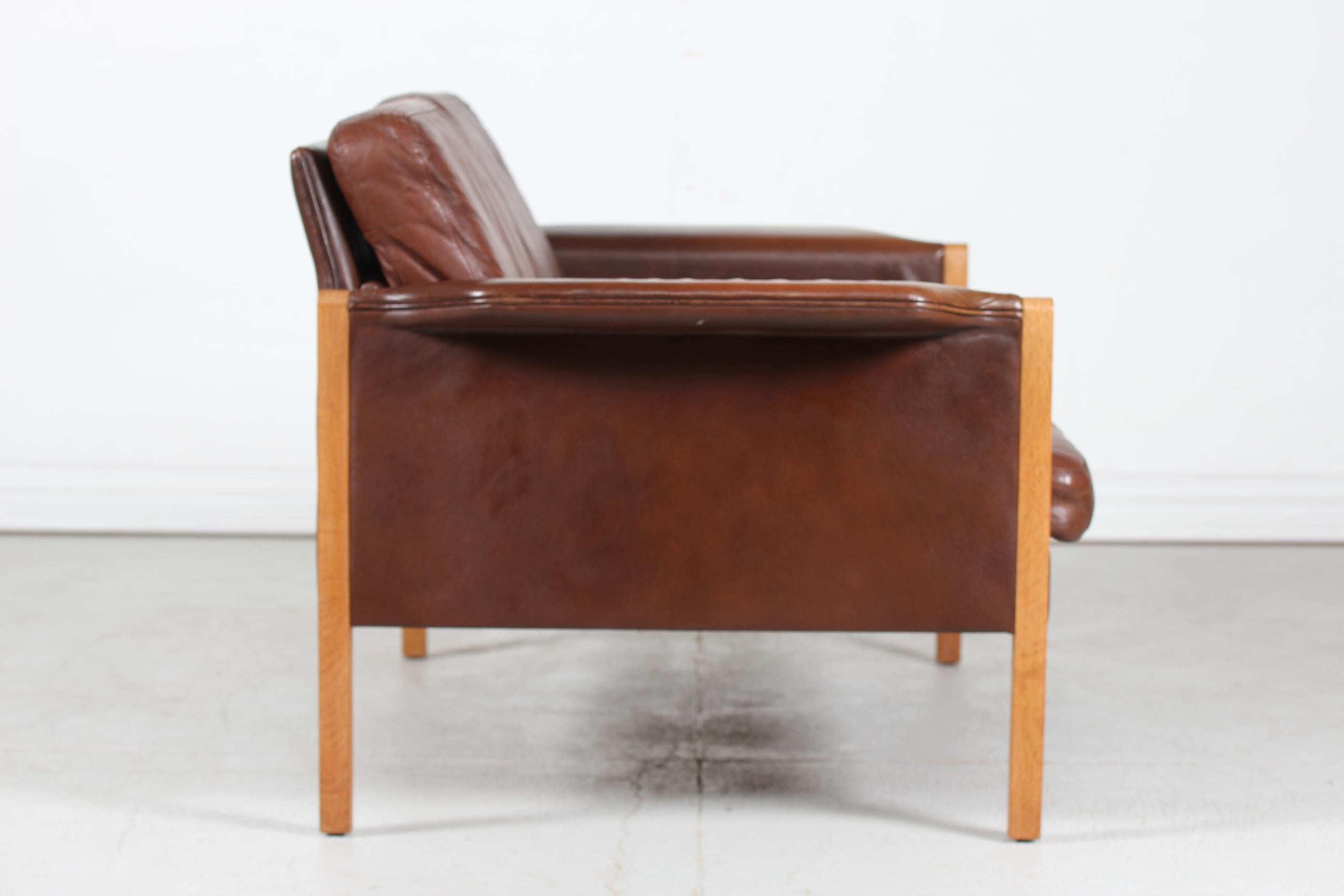 Finn Juhl Stil Zweisitzer-Sofa mit dunkel cognacfarbenem Leder Hergestellt in Dänemark im Angebot 1