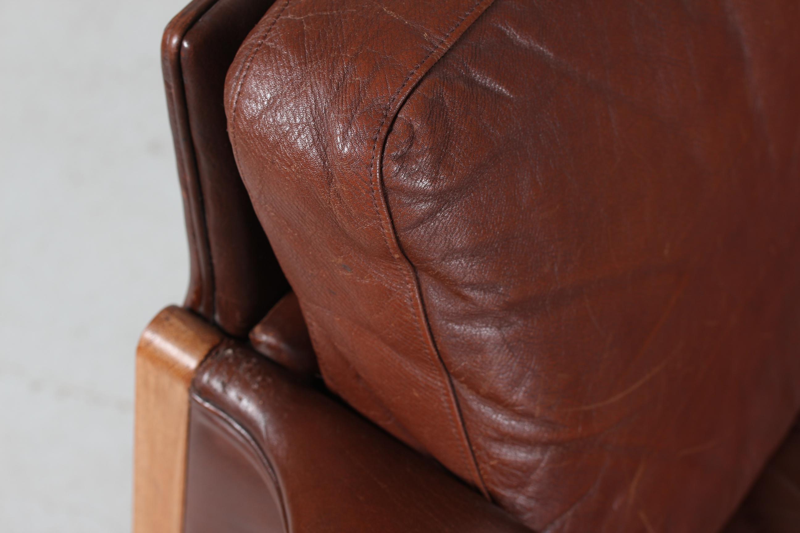 Finn Juhl Stil Zweisitzer-Sofa mit dunkel cognacfarbenem Leder Hergestellt in Dänemark im Angebot 2