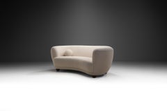 Dänisches modernes zweisitziges dänisches Sofa mit Akzentkissen, Dänemark ca. 1940er Jahre